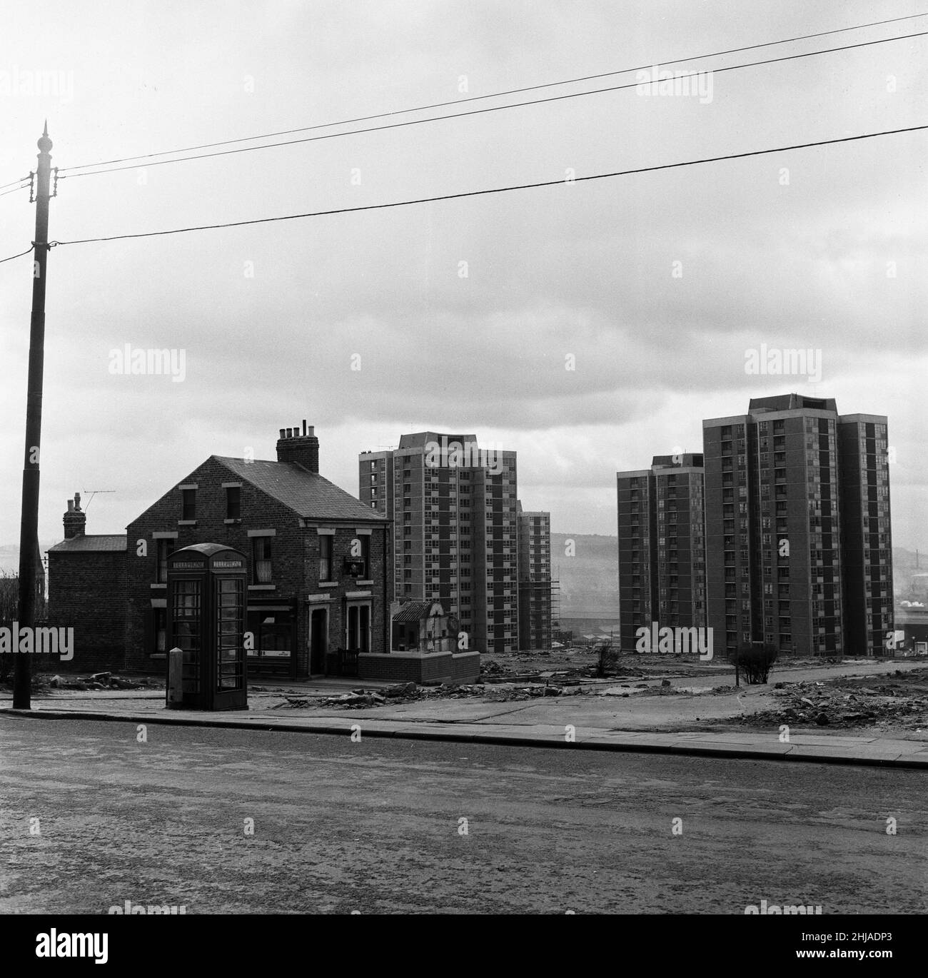 Nuovi appartamenti e vecchi edifici affiancati a Newcastle upon Tyne. 30th aprile 1964. Foto Stock