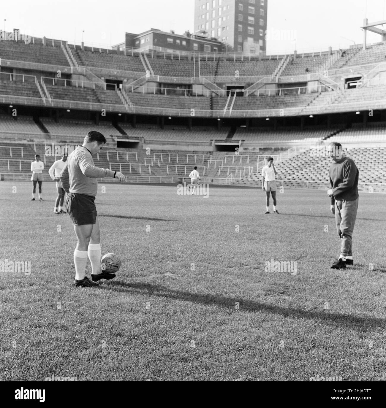 Dietro le quinte al Real Madrid Football Club, stadio Santiago Bernabeu, Madrid, Spagna, 24th maggio 1964. Tre giorni prima della finale della Coppa europea contro Inter Milano. Nella foto, Ferenc Puskas Foto Stock