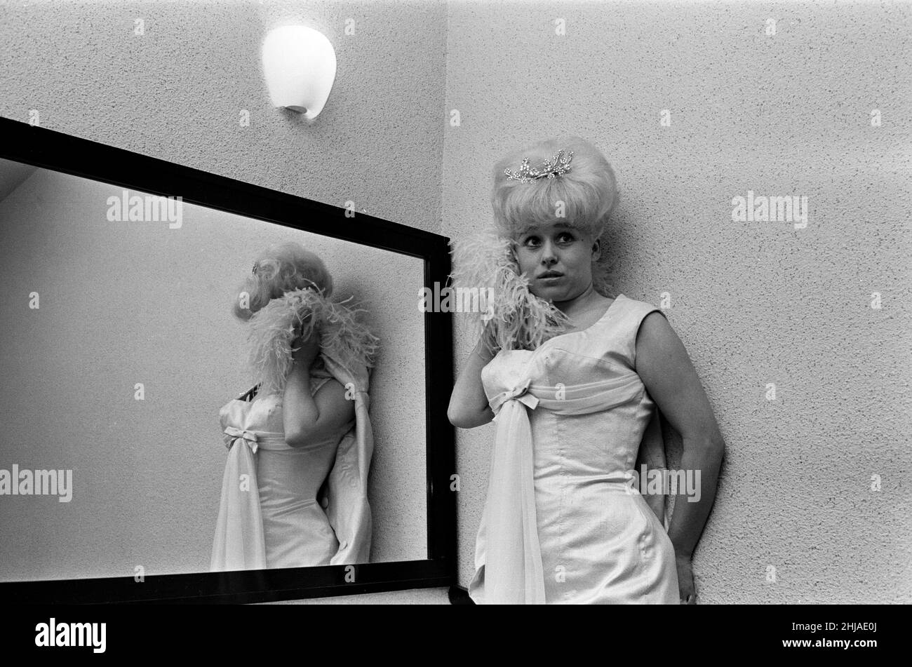 L'attrice Barbara Windsor nel suo vestito che ha intenzione di indossare per la prima reale del suo nuovo film 'Sparrows Can't Sing' all'ABC Cinema, Stepney. 24th febbraio 1963. Foto Stock