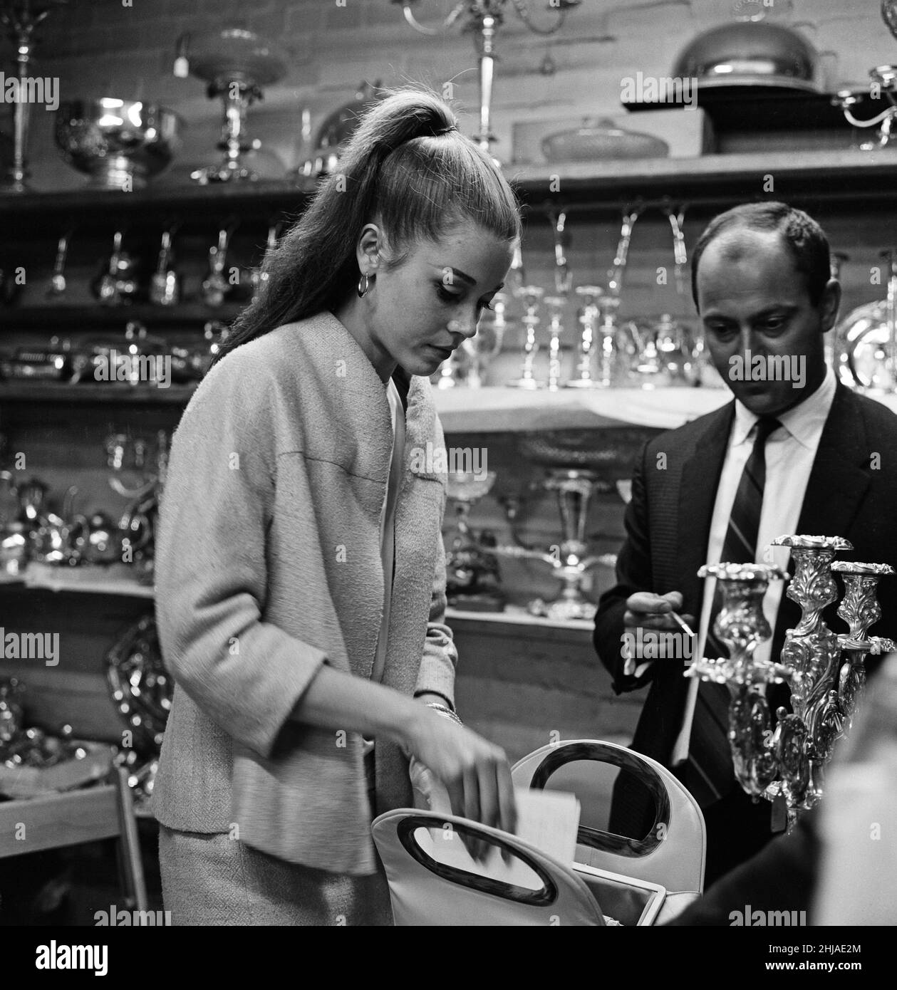 L'attrice Jane fonda ha visitato le gallerie d'argento di Langford a Chancery Lane, dove ha acquistato una collezione di diversi articoli d'argento. È raffigurata con l'onorevole Laurence Langford. 13th agosto 1962. Foto Stock