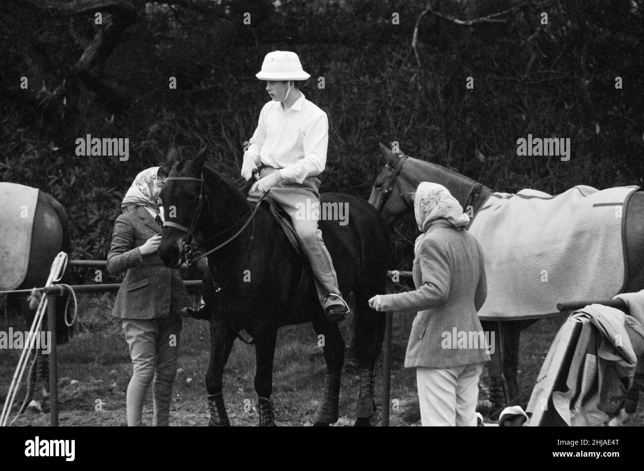 Il giovane principe Carlo al prato di Smith a Windsor Park, ha suonato per la prima volta insieme al padre il principe Filippo, duca di Edimburgo, in una partita di prove prima dell'inizio della stagione della polo. Ci sono stati grida di lode quando Charles, 15 anni, ha segnato il suo primo goal. Foto mostra: Il Principe Charles monta il suo pony prima dell'inizio della partita. 13th aprile 1964. Foto Stock