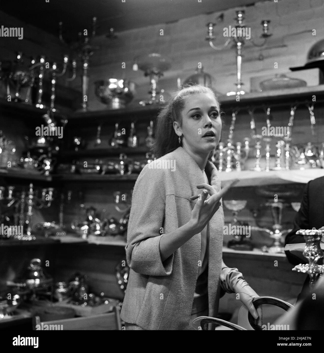 L'attrice Jane fonda ha visitato le gallerie d'argento di Langford a Chancery Lane, dove ha acquistato una collezione di diversi articoli d'argento. 13th agosto 1962. Foto Stock
