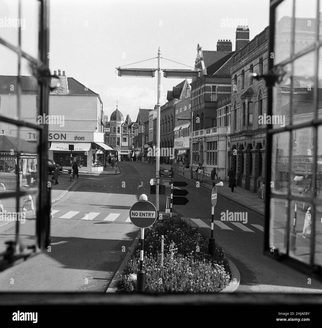 Una vista generale di Wellingborough, Northamptonshire, vista attraverso una finestra. 12th settembre 1962. Foto Stock