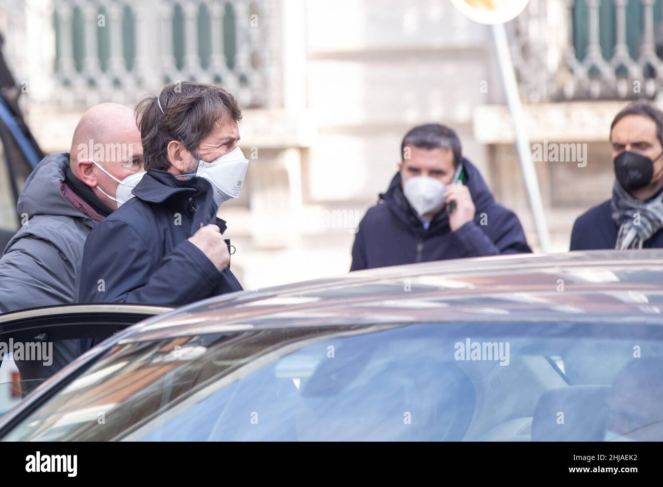 Roma, Italia. 27th Jan 2022. Dario Franceschini esce dalla macchina per andare verso Montecitorio Palace per il quarto voto per l'elezione del nuovo Presidente della Repubblica, il 27 gennaio 2022 (Credit Image: © Matteo Nardone/Pacific Press via ZUMA Press Wire) Foto Stock