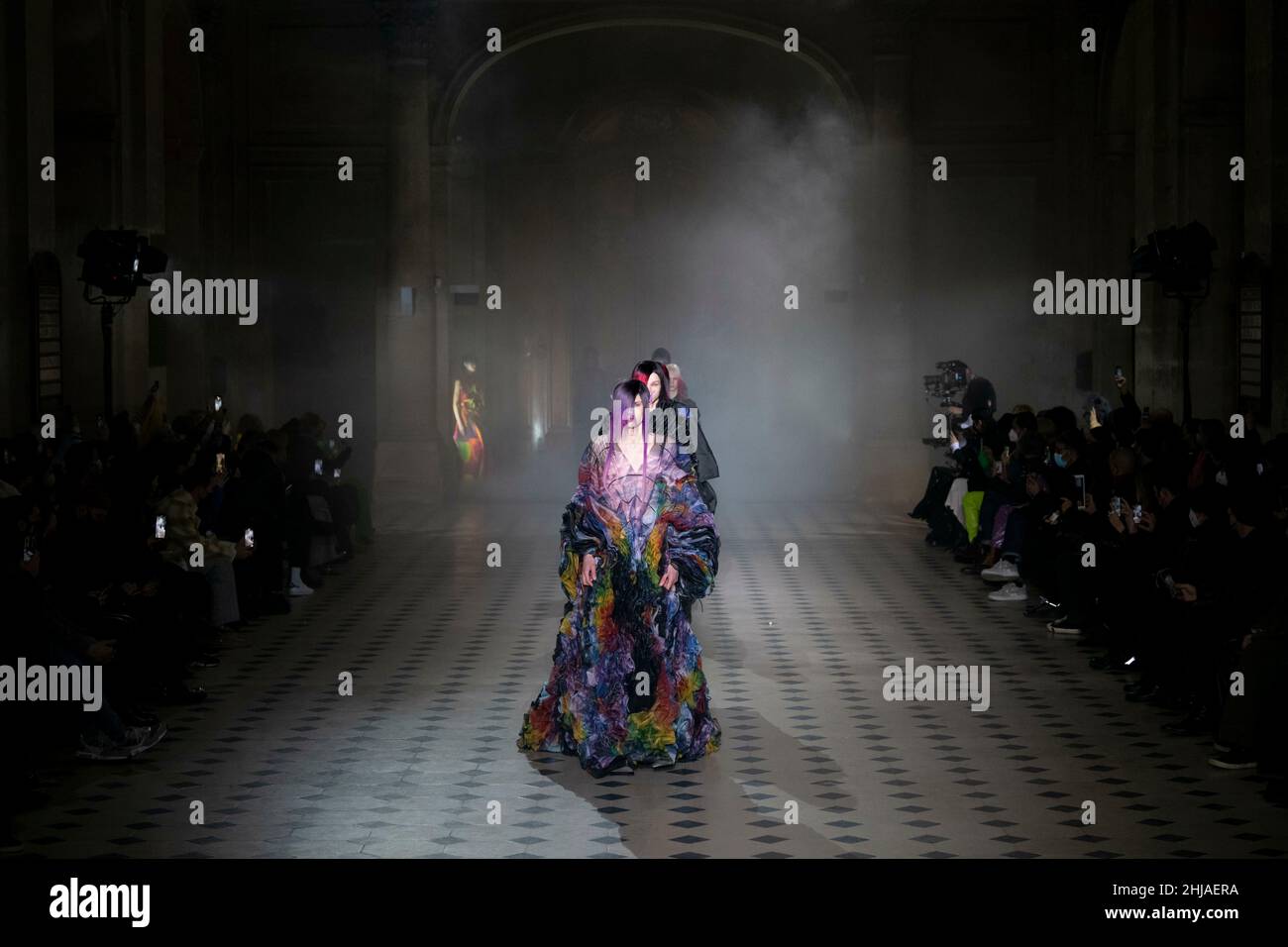 Parigi, Francia. 27th Jan 2022. YUIMA NAKAZATO SS22 Runway durante Haute Couture Primavera Estate 2022 - Gennaio 2022 - Parigi, Francia 27/01/2022 Credit: dpa/Alamy Live News Foto Stock