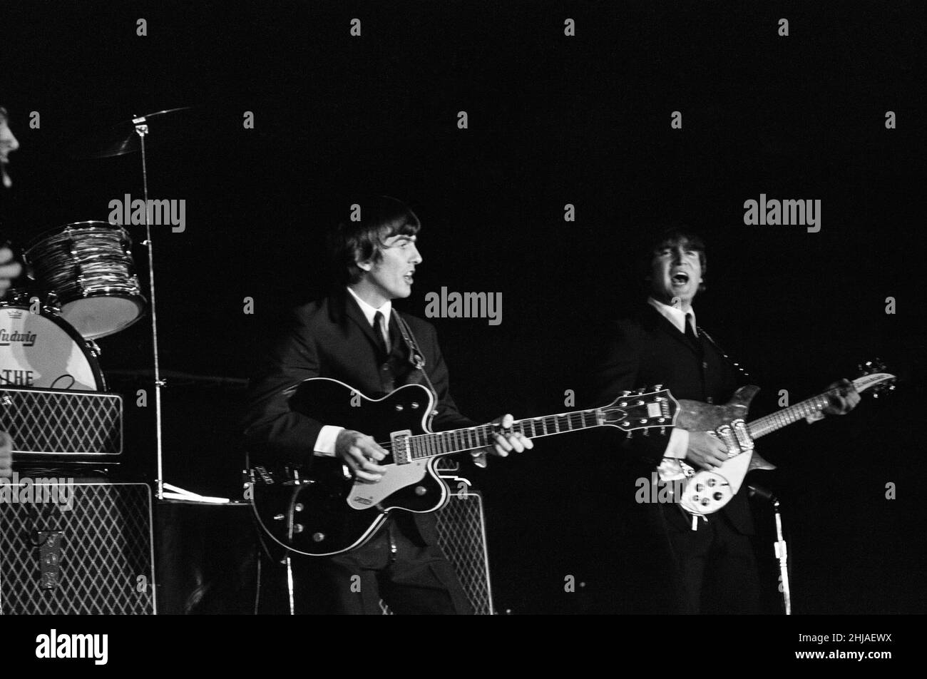 The Beatles 1964 Summer of the United States and Canada, il loro primo tour americano. George Harrison e John Lennon si esibiscono sul palco durante uno dei concerti della band. Agosto 1964. Foto Stock