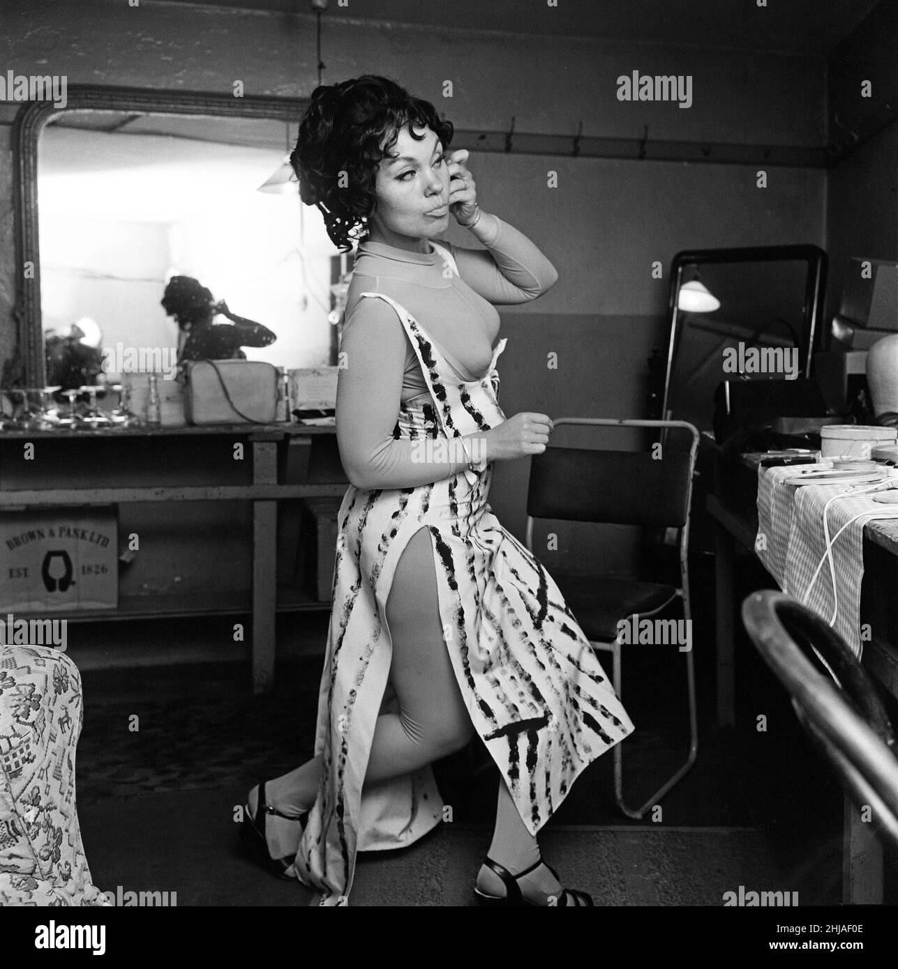 Cleo Laine ha raffigurato il backstage al Theatre Royal di Bath, dove sta comparendo nel balletto vocale Lysistrata. 11th giugno 1964. Foto Stock