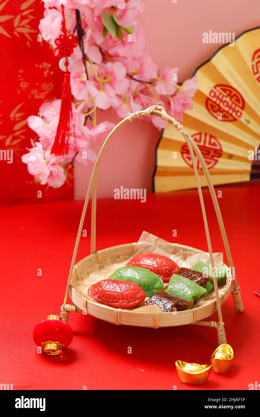 Torta di Capodanno cinese Imlek, Nian Gao o Kue Keranjang, fa Gao o Cupcake al vapore, Kue Ku o Angku, e torta di riso Sticky al vapore o Wajik. Concetto rosso Foto Stock
