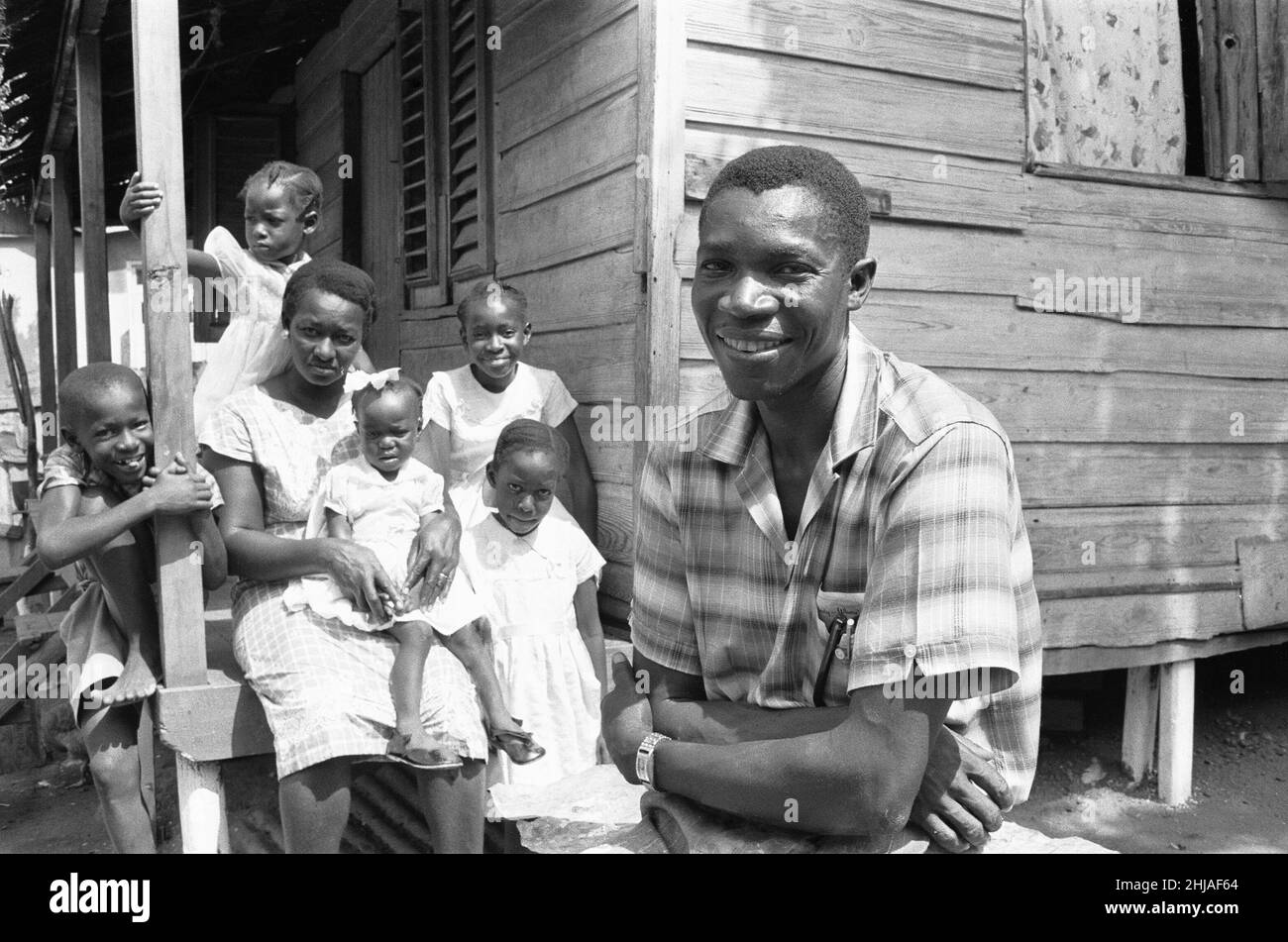 Dirrell Moss e la sua famiglia. Il signor Moss è un pittore di casa per commercio e vive nel distretto di Jonestown a Kingston. Senza lavoro regolare in Giamaica per Dirrel ha deciso di emigrare con la sua famiglia nel Regno Unito. Nel 1961 circa 30.000 giamaicani viaggiarono in Gran Bretagna in cerca di lavoro, ricchezza e felicità. Ora, nel 1962, la marea delle inondazioni si è ridotta a un trickle a causa dell'introduzione del Commonwealth Immigrants Act. Sono ammessi solo un numero limitato di voucher emessi dal governo britannico. Dirrell e la sua famiglia sono stati fortunati e sono stati approvati come imm Foto Stock