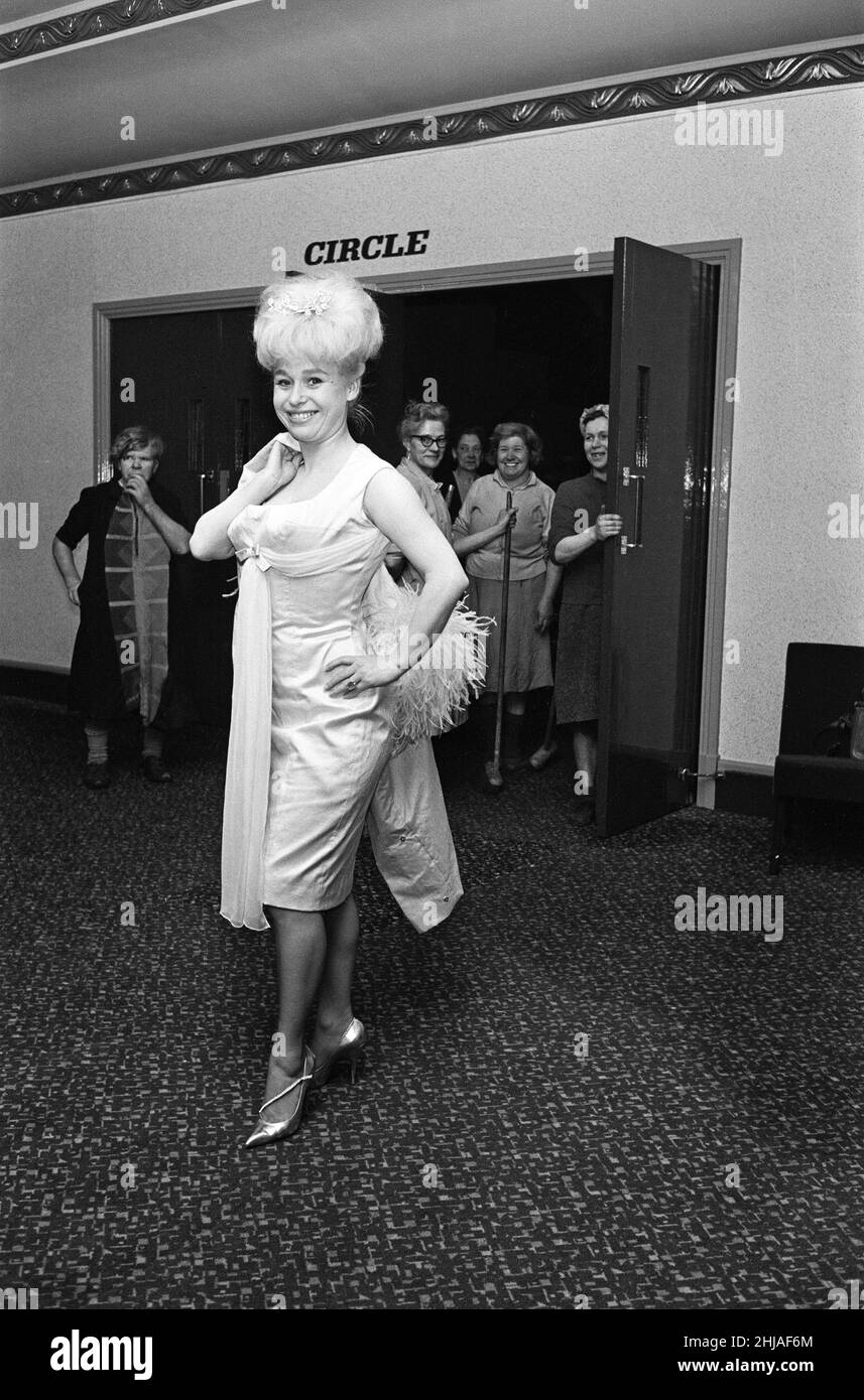 L'attrice Barbara Windsor nel suo vestito che ha intenzione di indossare per la prima reale del suo nuovo film 'Sparrows Can't Sing' all'ABC Cinema, Stepney. 24th febbraio 1963. Foto Stock