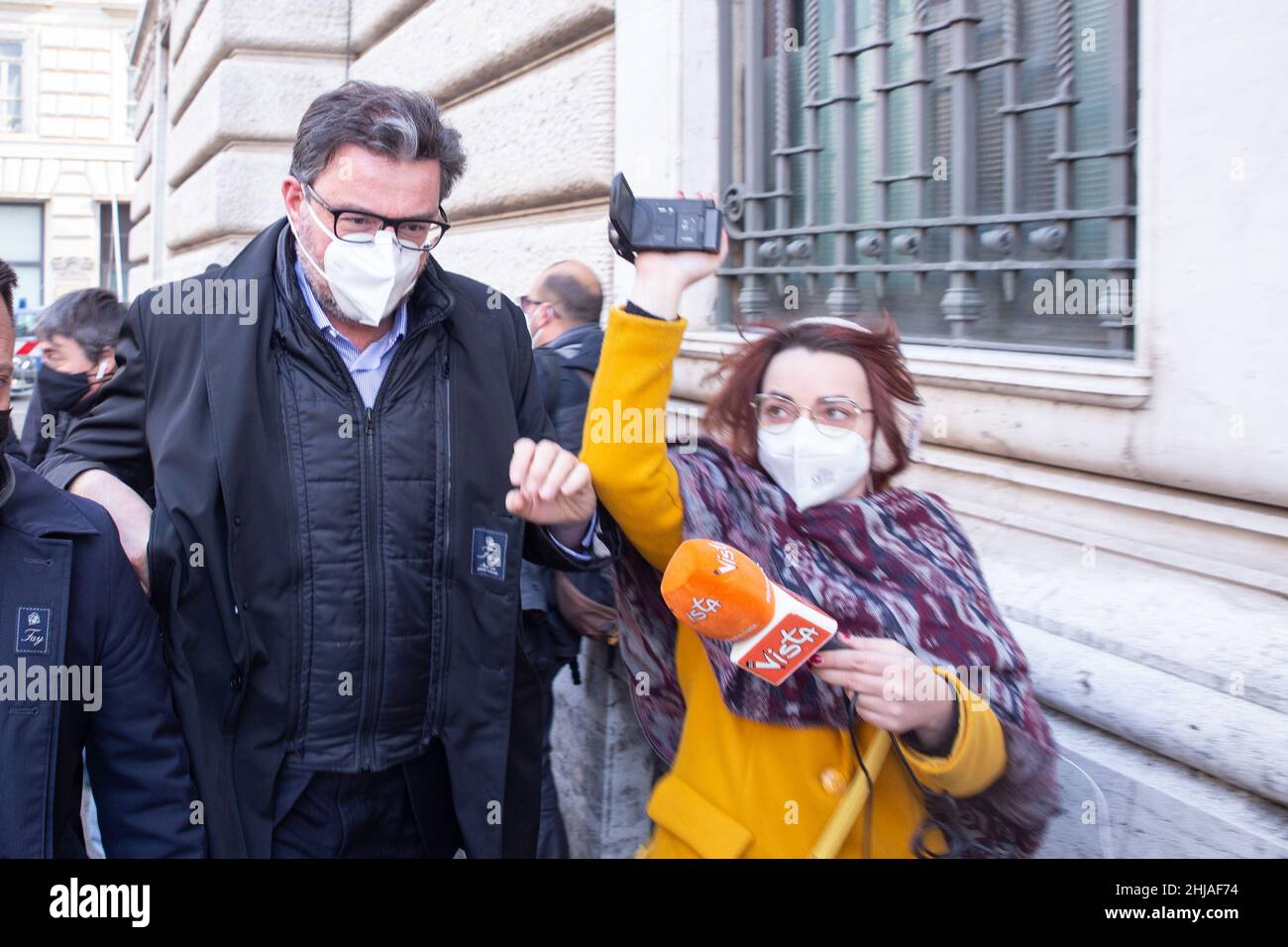 Roma, Italia. 27th Jan 2022. Giancarlo Giorgetti cammina verso l'ingresso del Palazzo Montecitorio per il quarto voto per l'elezione del nuovo Presidente della Repubblica, il 27 gennaio 2022 (Credit Image: © Matteo Nardone/Pacific Press via ZUMA Press Wire) Foto Stock