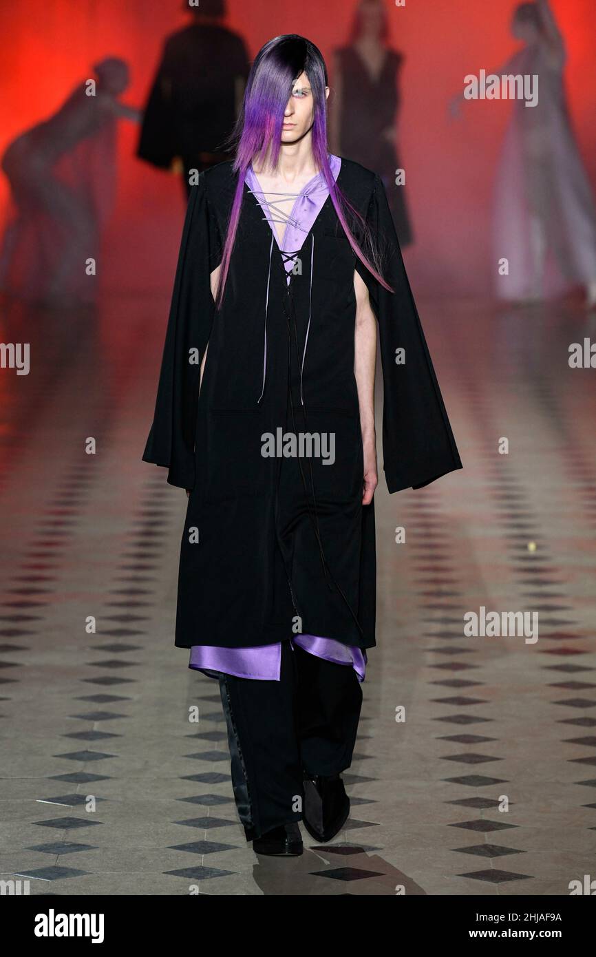 Parigi, Francia. 27th Jan 2022. YUIMA NAKAZATO SS22 Runway durante Haute Couture Primavera Estate 2022 - Gennaio 2022 - Parigi, Francia 27/01/2022 Credit: dpa/Alamy Live News Foto Stock