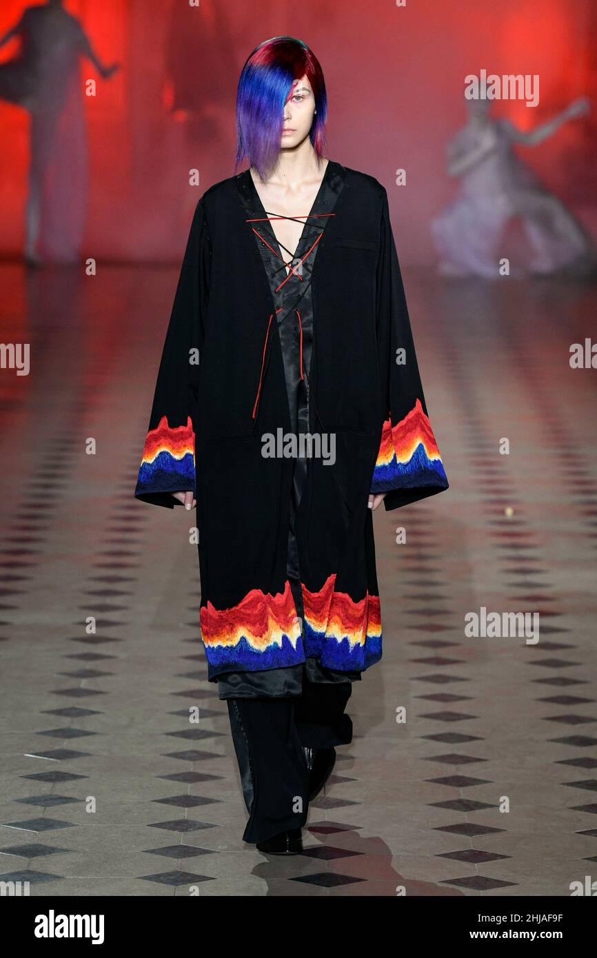 Parigi, Francia. 27th Jan 2022. YUIMA NAKAZATO SS22 Runway durante Haute Couture Primavera Estate 2022 - Gennaio 2022 - Parigi, Francia 27/01/2022 Credit: dpa/Alamy Live News Foto Stock