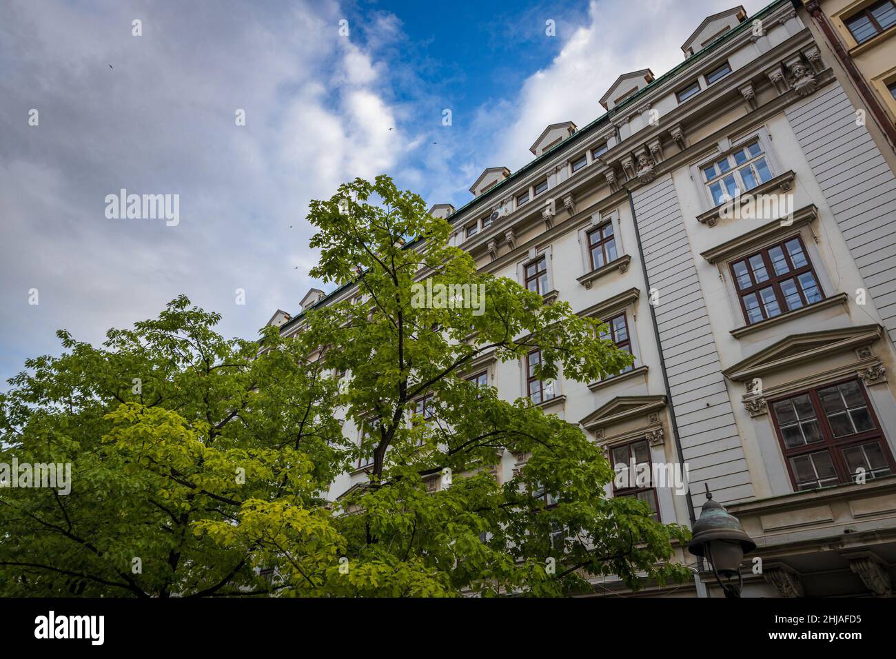 Facciata di un vecchio edificio storico nel centro di Belgrado Foto Stock