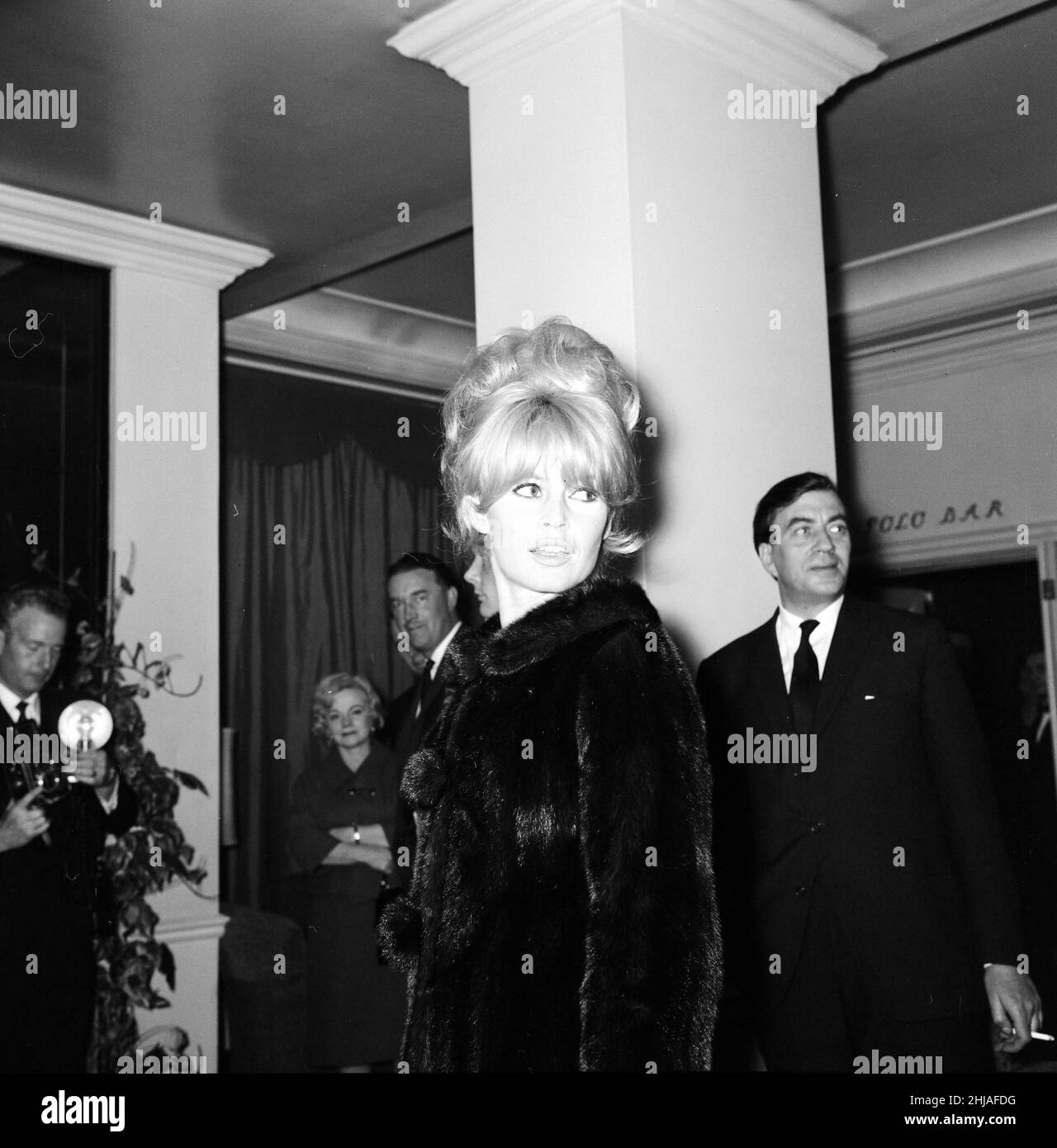 Brigitte Bardot (30) attrice raffigurata lasciando il Westbury Hotel a Mayfair, Londra per una cena privata (luogo sconosciuto) 24th ottobre 1963. Foto Stock