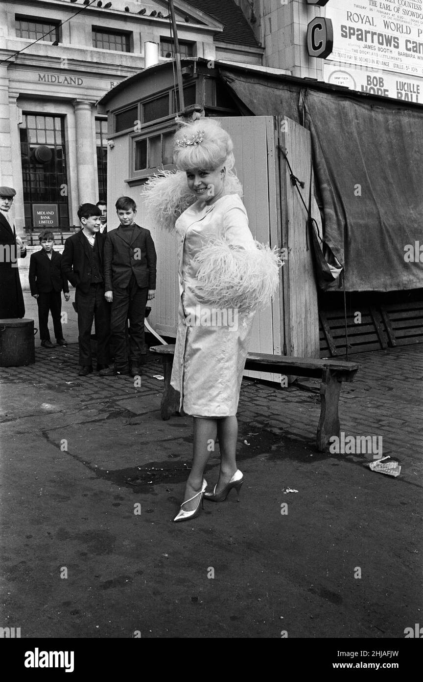 L'attrice Barbara Windsor nel suo vestito che ha intenzione di indossare per la prima reale del suo nuovo film 'Sparrows Can't Sing' all'ABC Cinema, Stepney. 24th febbraio 1963. Foto Stock