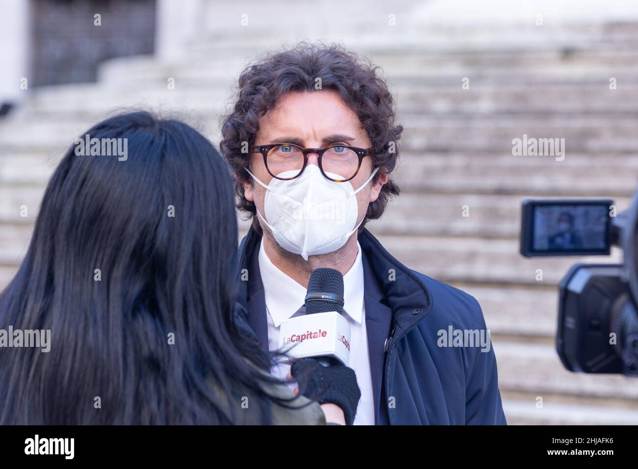 Roma, Italia. 27th Jan 2022. Danilo Toninelli incontra i giornalisti di fronte al Palazzo Montecitorio durante il quarto giorno del voto per l'elezione del nuovo Presidente della Repubblica, il 27 gennaio 2022 (Credit Image: © Matteo Nardone/Pacific Press via ZUMA Press Wire) Foto Stock