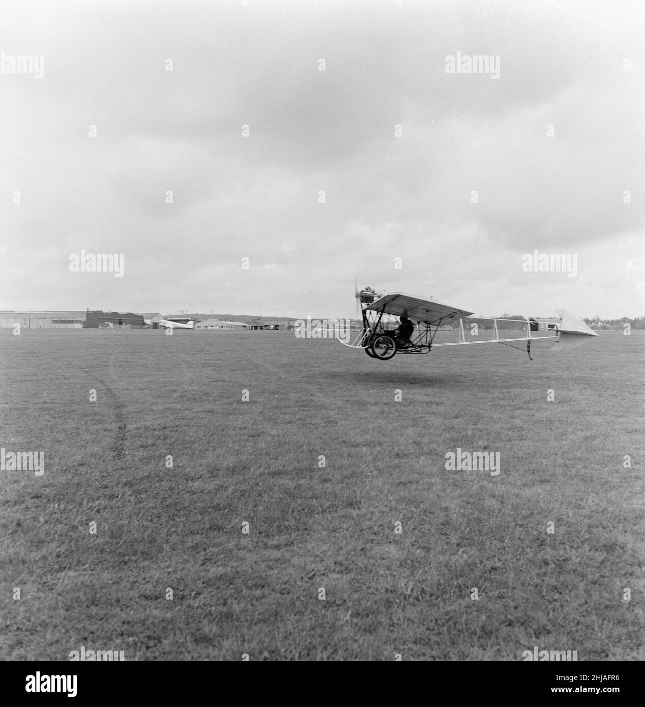 Joan Hughes, pilota di traghetti della seconda guerra mondiale e una delle prime piloti di test della Gran Bretagna, attualmente istruttore presso Airways Flying Club a White Waltham, prova il primo di cinque aerei per un nuovo film Fox del 20th secolo, quegli uomini magnifici nelle loro macchine volanti, una replica Demoiselle Monoplane, Costruito da Douglas Bianchi, da disegni e fotografie nel Musée de l’air di Parigi, l’originale è stato volato nel 1909-10 dal milionario brasiliano Alberto Santos-Dumont, nella foto di venerdì 17th aprile 1964. Foto Stock