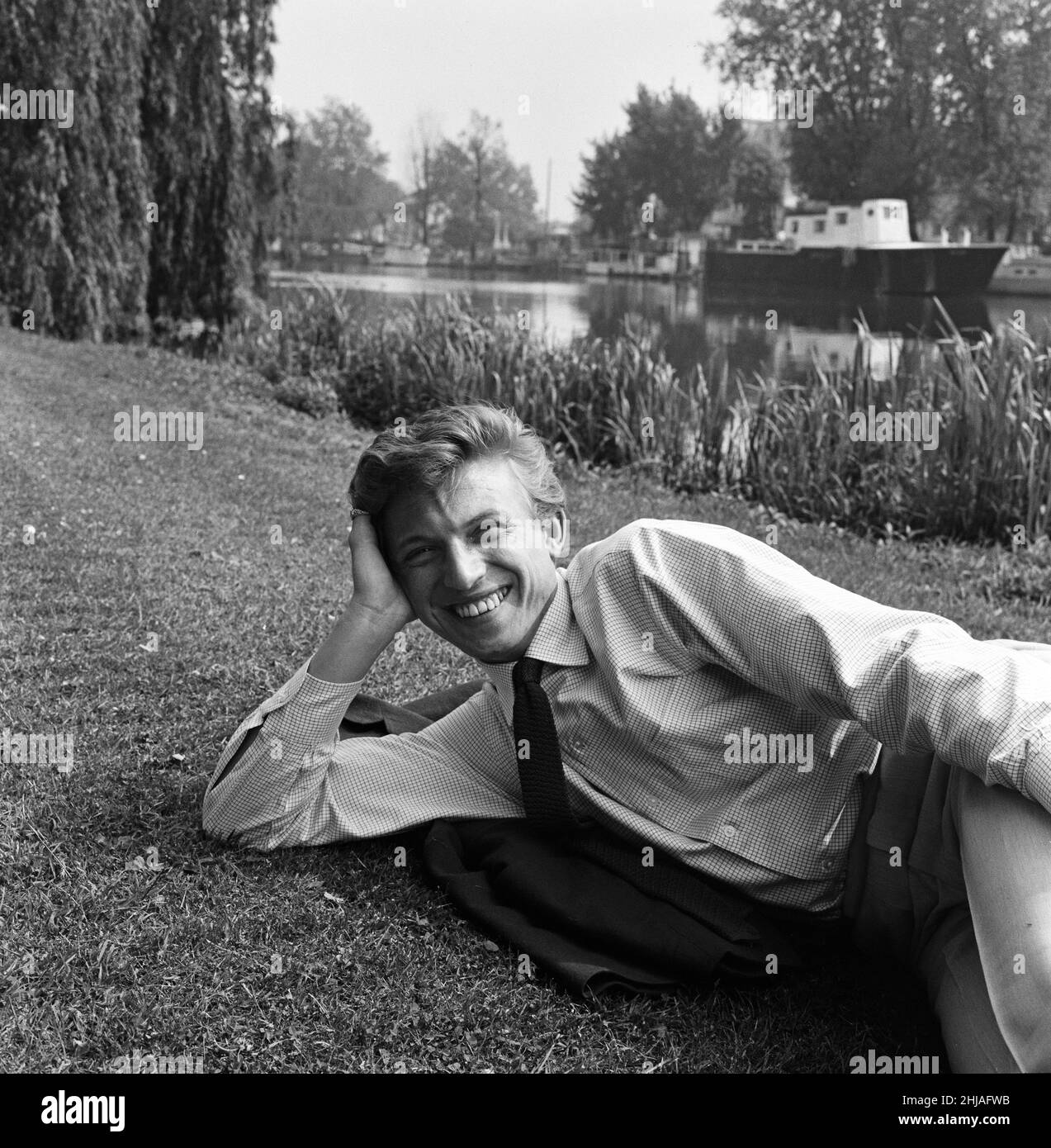 Tommy Steele è stato raffigurato vicino al casinò, a Hampton Court e sulle rive del fiume circostanti. 28th maggio 1964. Foto Stock