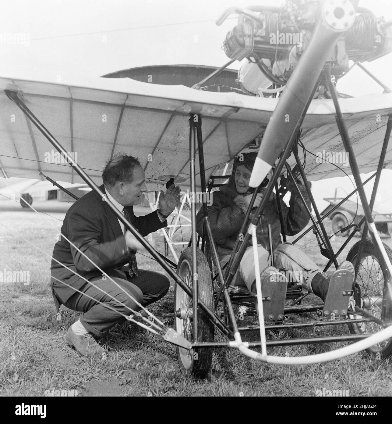 Joan Hughes, pilota di traghetti della seconda guerra mondiale e una delle prime piloti di test della Gran Bretagna, attualmente istruttore presso Airways Flying Club a White Waltham, prova il primo di cinque aerei per un nuovo film Fox del 20th secolo, quegli uomini magnifici nelle loro macchine volanti, una replica Demoiselle Monoplane, Costruito da Douglas Bianchi, da disegni e fotografie nel Musée de l’air di Parigi, l’originale è stato volato nel 1909-10 dal milionario brasiliano Alberto Santos-Dumont, nella foto di venerdì 17th aprile 1964. Foto Stock