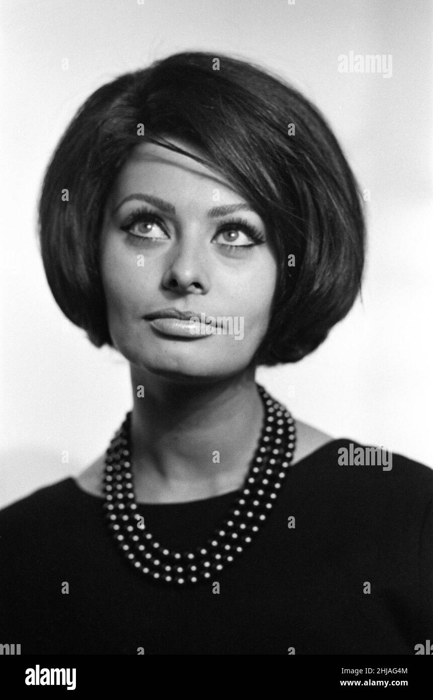 Sophia Loren presso una reception nella Sala Fiume dell'Hotel Savoy. È qui per realizzare il film "Operation Crossbow". 1st novembre 1964. Foto Stock