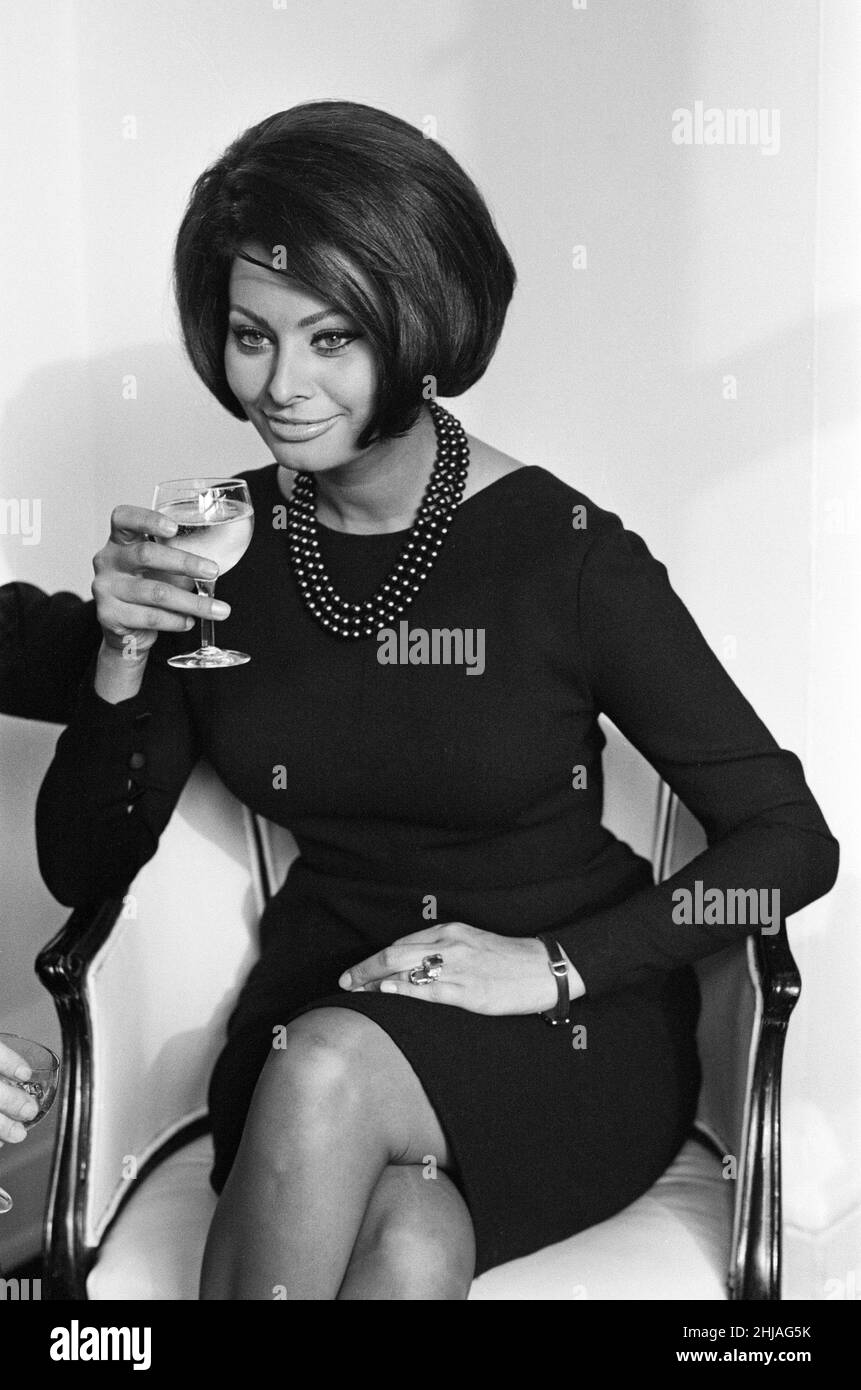 Sophia Loren presso una reception nella Sala Fiume dell'Hotel Savoy. È qui per realizzare il film "Operation Crossbow". 1st novembre 1964. Foto Stock