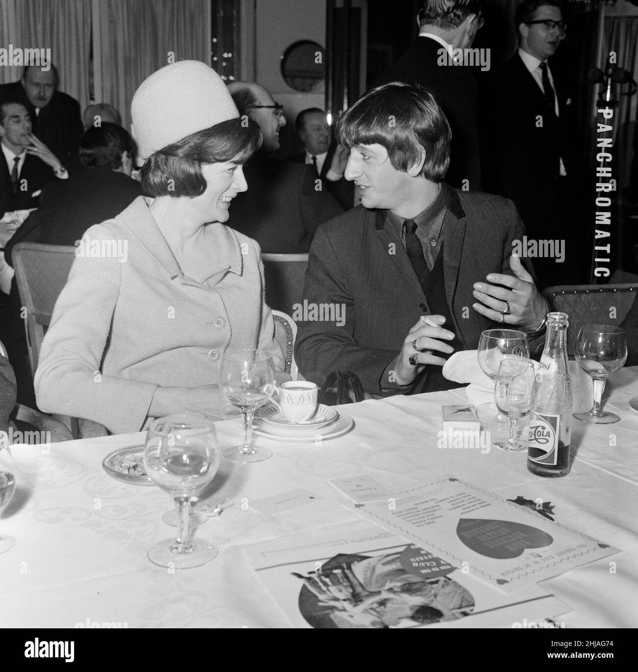 Ringo Starr chiacchierava con la sorridente star del palcoscenico Maggie Smith durante il Variety Club Luncheon. I Beatles erano ospiti del Variety Club Showbiz Awards tenutosi al Dorchester Hotel di Londra. I quattro membri della band sono stati chiamati congiuntamente Showbiz Personality of the Year. Foto scattata il 19th marzo 1964. Foto Stock