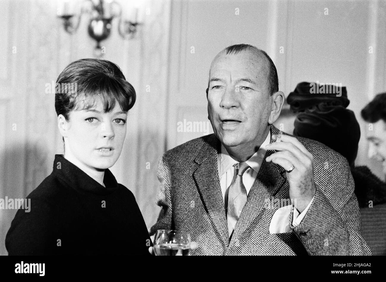 Ricevimento Noel Coward per membri del cast a Manchester dove celebra due 'prime notti' in una città, in una settimana. Lunedì 19th ottobre 1964. Hay Fever, una commedia che scrisse nel 1922, inaugurata stasera alla Manchester Opera House (19th), e High Spirits, la versione musicale americana del suo commedia del 1941 Blithe Spirit si apre domani (20th) al Palace Theatre. Nella foto, giocoso, Noel Coward con l'attrice Maggie Smith, che appare nel gioco Hay Fever. Foto Stock