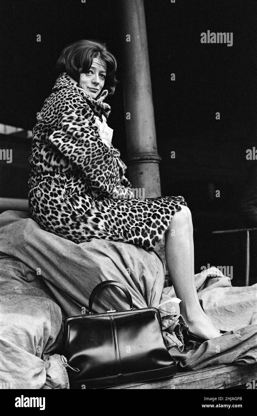 L'attrice Maggie Smith ha raffigurato su una piattaforma della stazione ferroviaria mentre attende un treno da Londra a Newcastle upon Tyne per provare con Sir Laurence Olivier per la produzione del Teatro Nazionale di Othello (che sarà a Birmingham). 24th marzo 1964. Foto Stock
