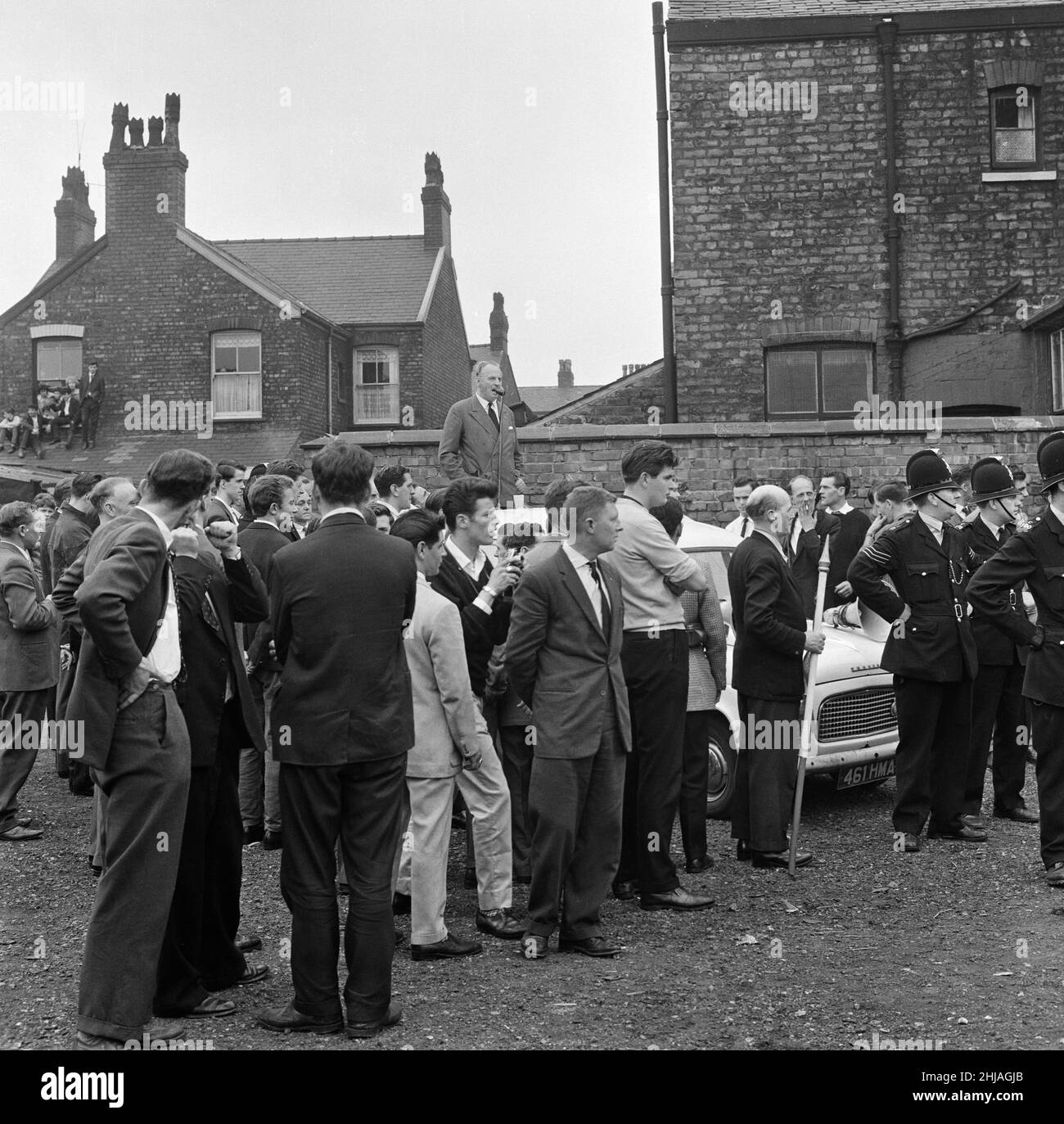Sir Oswald Mosley visita Manchester per partecipare ad una marcia organizzata dai suoi sostenitori della British Union of Fascisti, domenica 29th luglio 1962. Quando gli ottanta marchinghi si riunirono, una folla arrabbiata li precipitò e Mosley scomparve in un raffico di pugni e stivali volanti e i suoi gruppi striscioni furono strappati a brandelli. La polizia ha rotto la folla combattente e salvato Mosley di 65 anni, ma la marcia si è trasformata presto in una sommossa che ha causato un miglio di terrore con combattimenti che si infrangono ogni pochi metri. Molti marchinghi caddero fuori con le facce sanguinanti ed i vestiti strappati. Il resto era pelato con pietre, monete, cavoli, pomodori A. Foto Stock