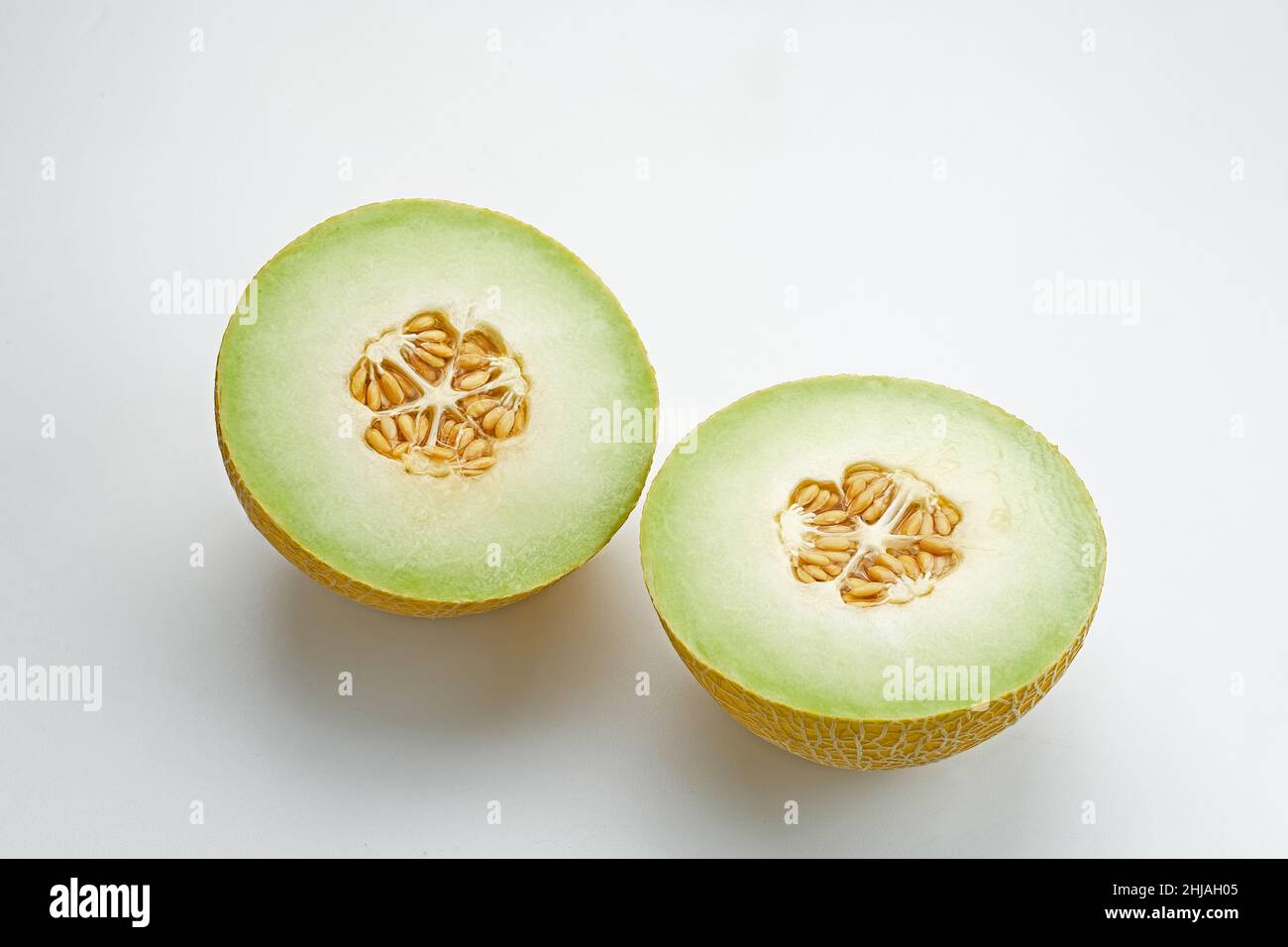 Taglio di melone cantaloupe isolato su fondo bianco. Foto Stock
