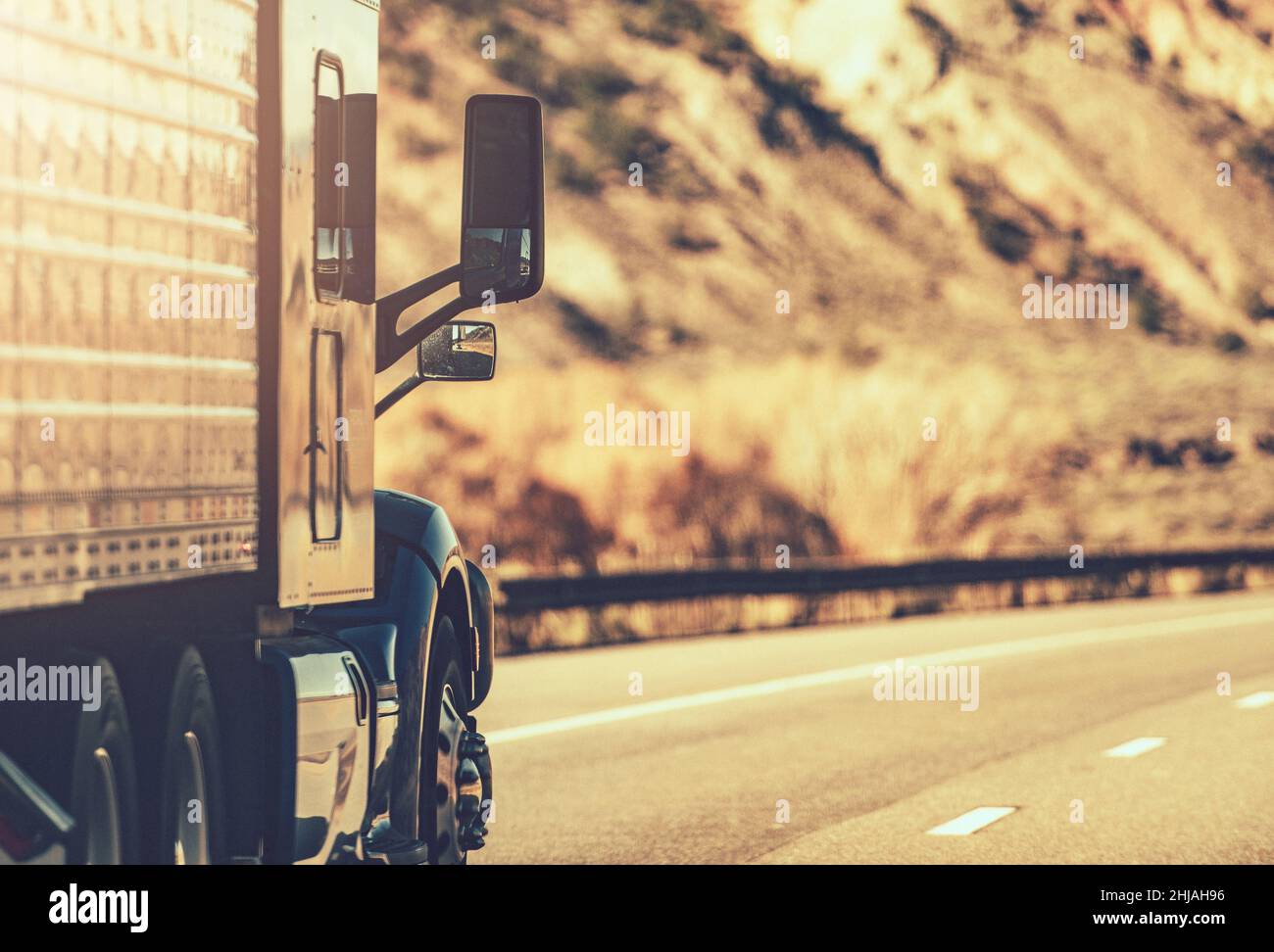 Formazione pratica CDL. Conducente commerciale di semi-camion su strada. Lavoro di trasporto professionale. Foto Stock