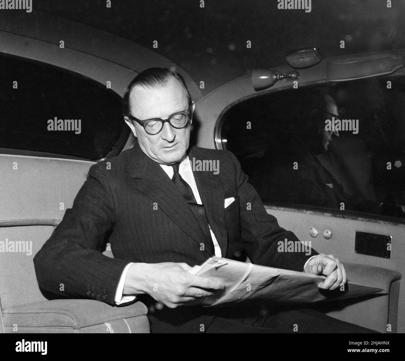 Primo Signore dell'Ammiragliato Lord Carrington lascia un'audizione dopo aver ascoltato le prove al Vassall Tribunal presso il Board of Trade di Whitehall. L'inchiesta pubblica è stata intrapresa dal governo britannico sulla scia della vicenda John Vassall, un funzionario che lavorava nell'Ammiragliato che era stato rivelato l'anno precedente come una spia sovietica. 31st gennaio 1963. Carringtonobit Foto Stock