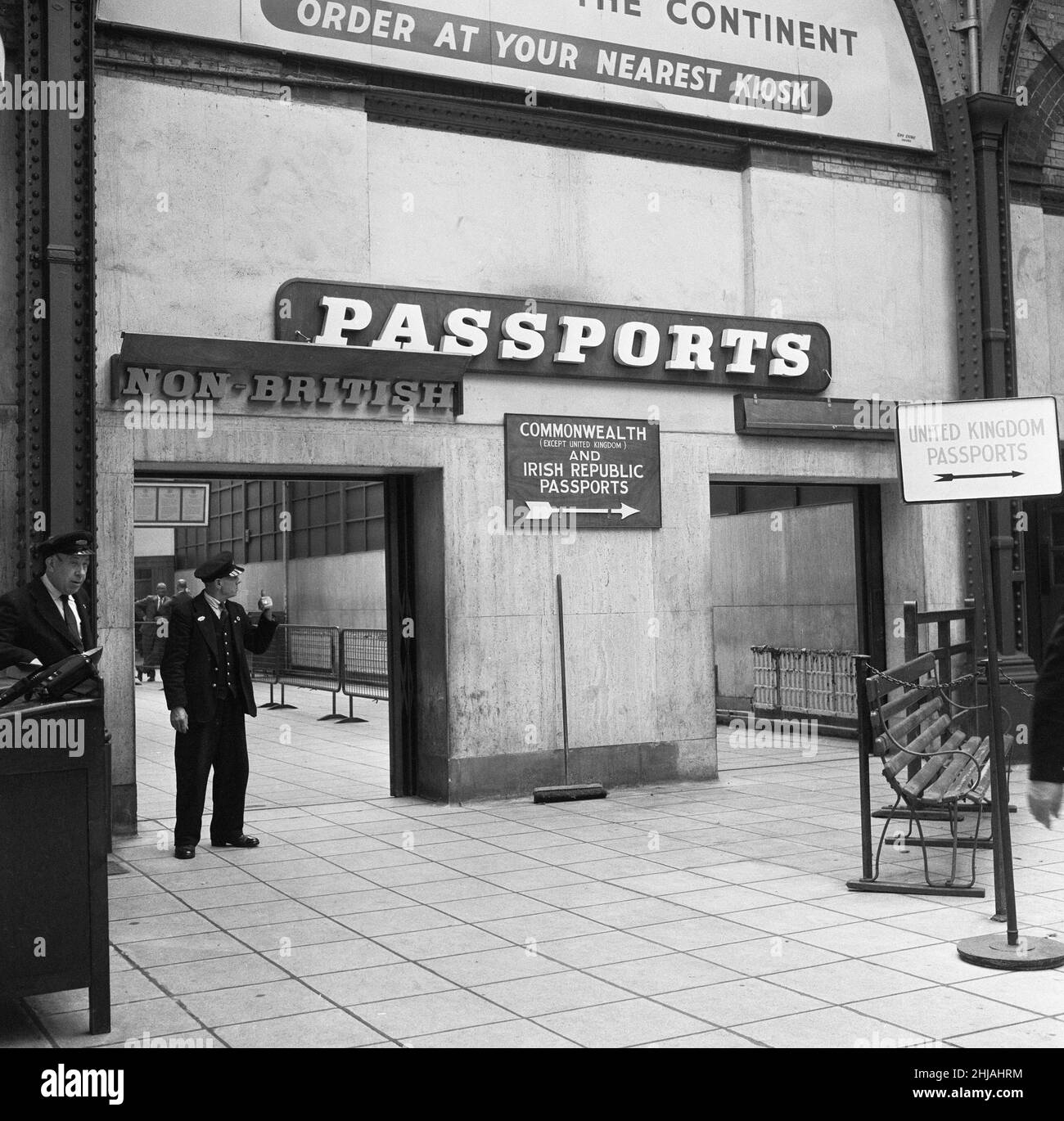 La legge sull'immigrazione del Commonwealth entra in vigore nel porto di dover. 1st luglio 1962. Il personale della British Rail alla stazione di dover è pronto a guidare i passeggeri che sbarcano dai traghetti che attraversano la Manica al controllo corretto del passaporto. Foto Stock