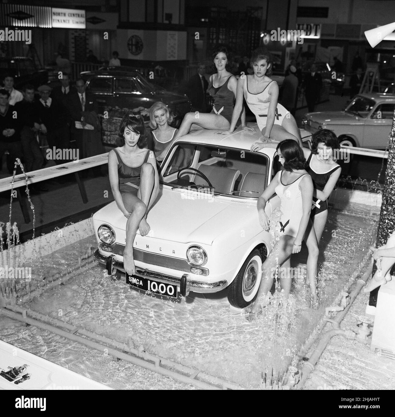 Bellezze balneari con le nuove fontane Simca 1000 in mostra al Salone dell'Earl's Court Motor Show. 16th ottobre 1962. Foto Stock