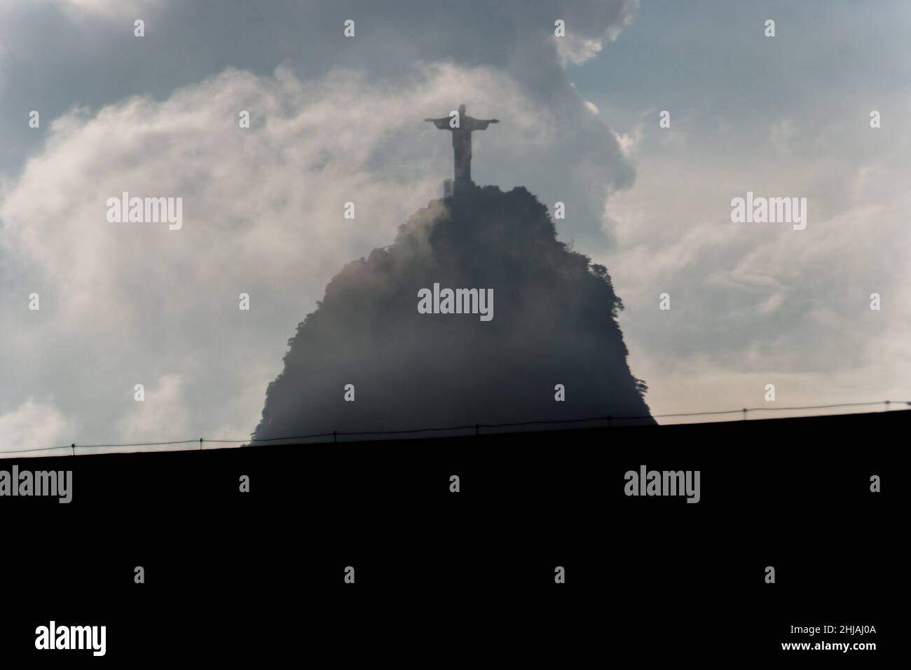 Silhouette di Cristo Redentore con nuvole a Rio de Janeiro, Brasile - 15 gennaio 2022: Silhouette di Cristo Redentore statua con molte nuvole Foto Stock