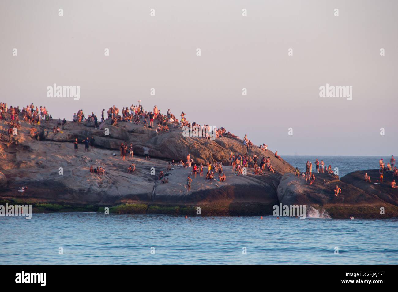 Tramonto visto da Pedra do Arpoador a Rio de Janeiro, Brasile - 17 gennaio 2022: Persone in attesa del tramonto a Pedra do Arpoador a Rio de Janeiro. Foto Stock