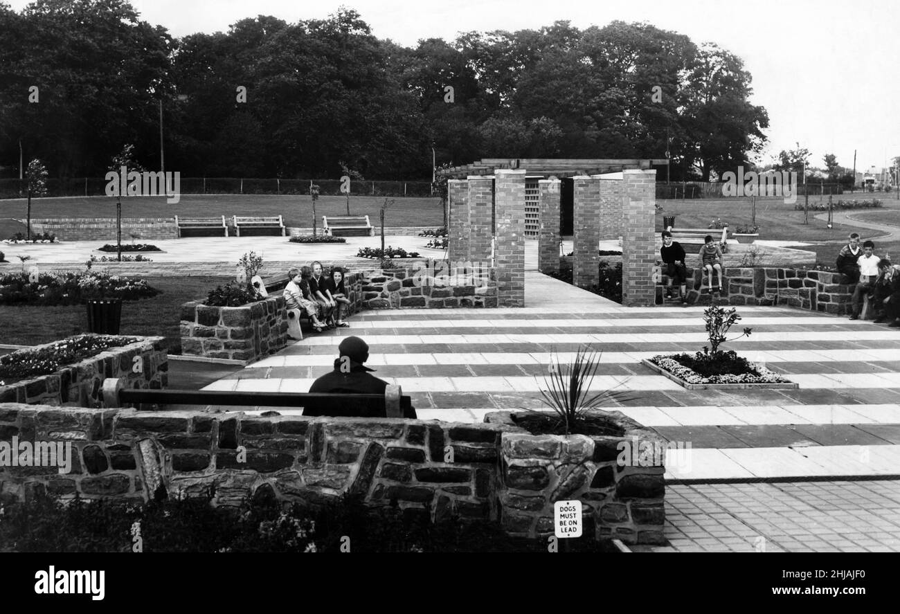 Kirkby, una città del distretto metropolitano di Knowsley, Merseyside, Inghilterra. La nostra foto mostra, nuovi giardini ornamentali, recentemente completato dal consiglio urbano all'incrocio di Kirkby Row e Hall Lane, non lontano dalla Chiesa di San Ciad, 24th agosto 1962. Foto Stock