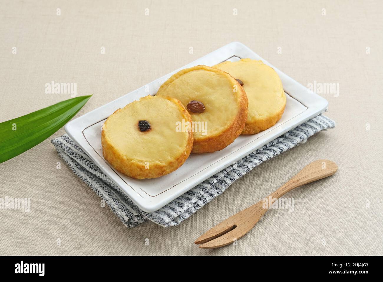 KUE Lam o Mud Cake, spuntino tradizionale indonesiano a base di patate, farina, uova e latte di cocco con uvetta. Messa a fuoco selezionata. Foto Stock