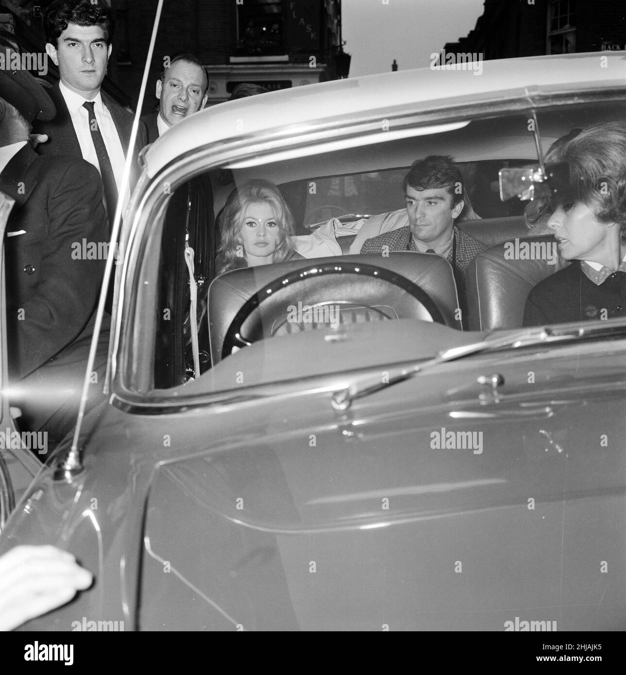 Brigitte Bardot (30) a Hampstead, Londra per completare alcune scene di finitura per il suo nuovo film Adorable Idiot. Foto seduta sul sedile posteriore dell'auto, in Flask Walk, una piccola via Hampstead, 25th ottobre 1963. **** Local Caption *** Brigitte Bardot gioca il personaggio Penelope Lightfeather Foto Stock