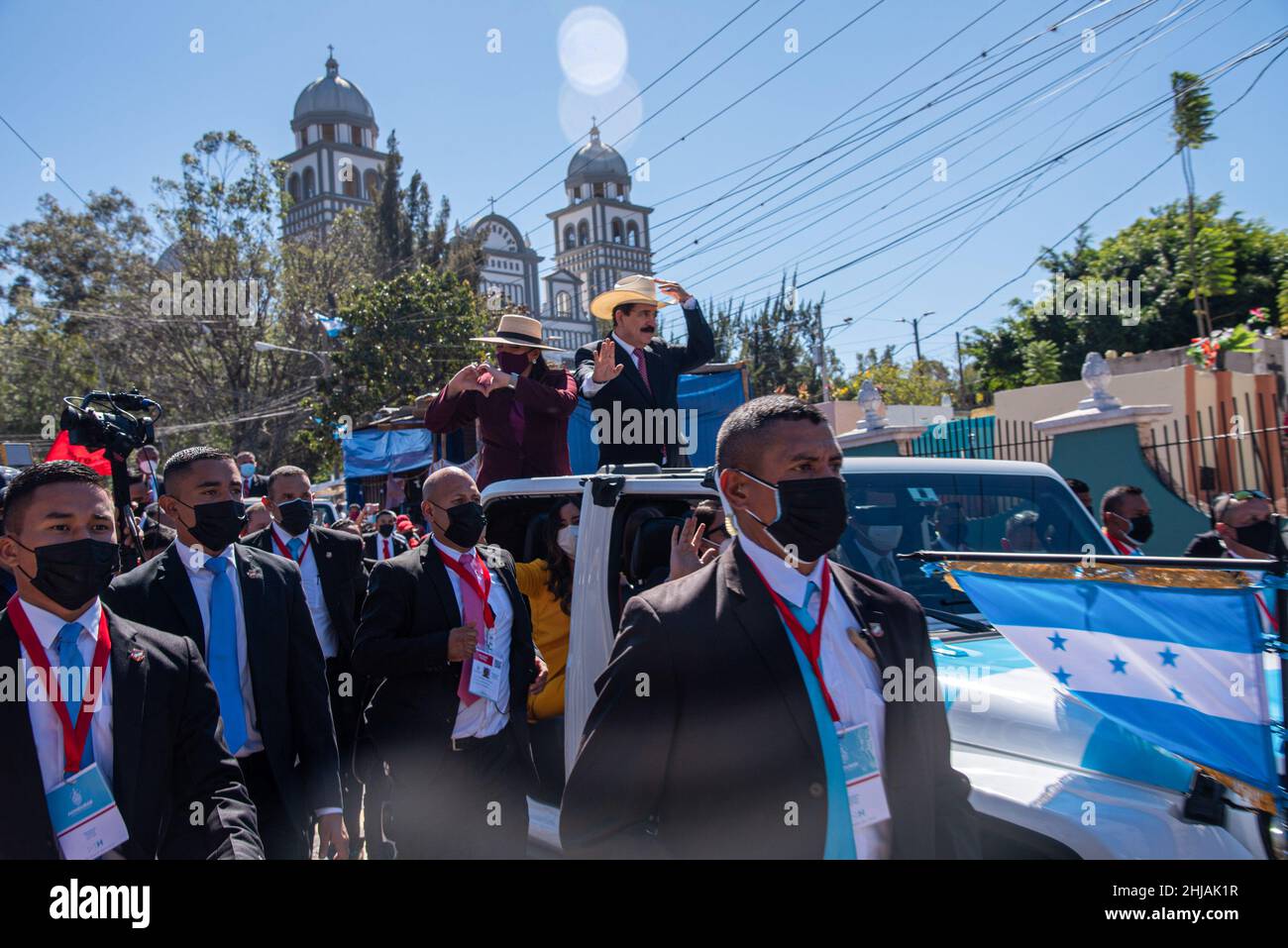 Xiomara Castro, la prima presidente donna dell'Honduras, dà un simbolo di cuore mentre lei guida per la sua cerimonia di inaugurazione.Xiomara Castro è stato inaugurato come la prima presidente femminile dell'Honduras. Dal 2009 il Partito Nazionale ha governato l'Honduras, sin dalla rimozione del marito di Castro, Mel Zelaya, in un colpo di stato, il Partito Libre ha dato speranza al popolo hondurano. Il partito nazionale che ha preso il controllo da Zelaya, in particolare ora ex presidente Juan Orlando Hernandez, è stato accusato di corruzione e narcotraffico. Nonostante l'ottimismo, ci sono ancora polemiche, come 18 membri del Congresso Libre Foto Stock