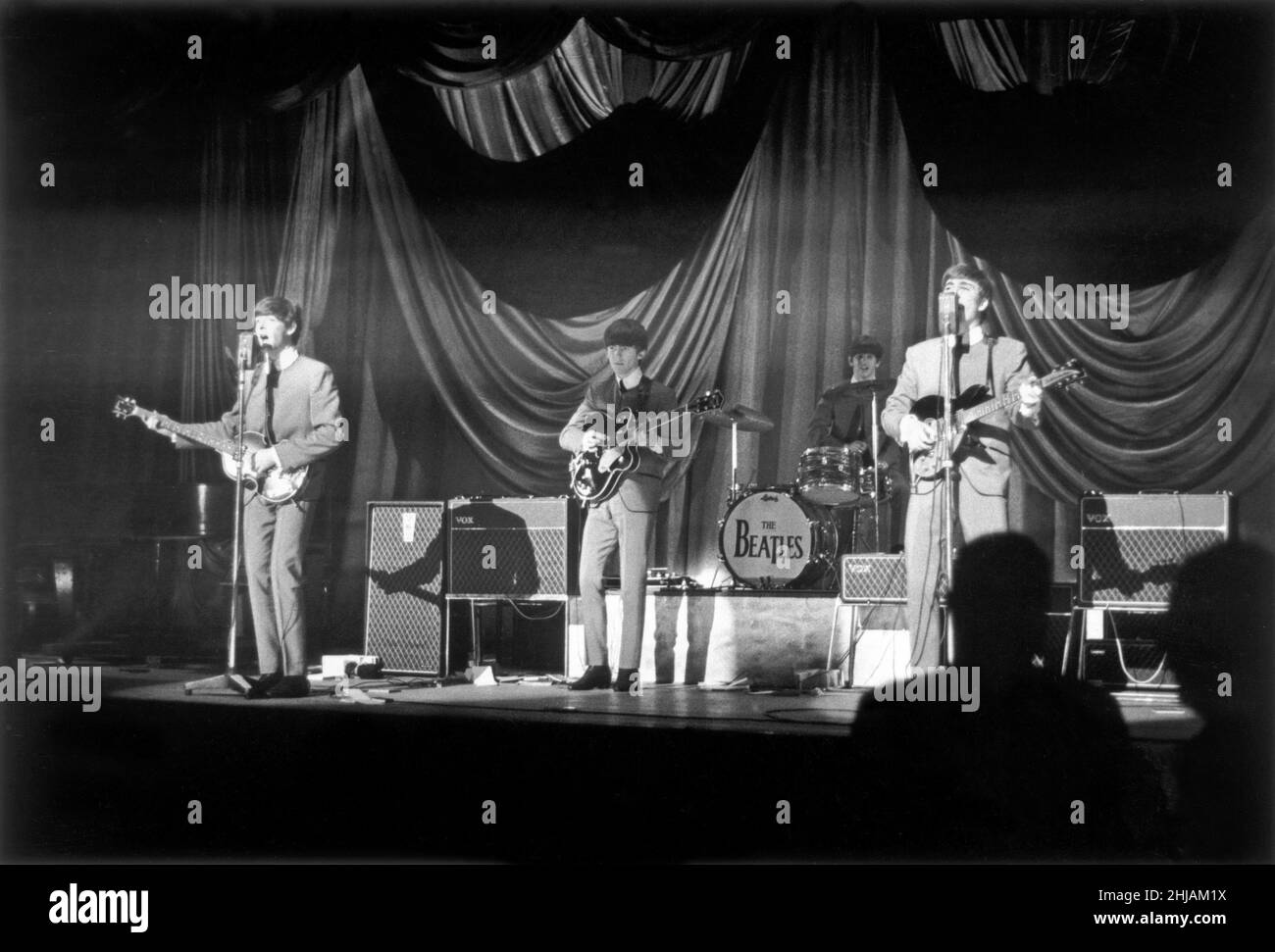 I Beatles in concerto presso l'ABC Theatre and Cinema Northampton 6th novembre 1963. Da sinistra a destra ci sono Paul McCartney, George Harrison, Ringo Starr e John Lennon questo concerto faceva parte del tour autunnale quando Beatlemania esplose. Nel 1963 è stato pubblicato un singolo iconico come Please Me, From Me To You e lei ama che in questo momento si stava cavalcando in classifica. I ragazzi erano appena apparsi al Royal Command Performance al Prince of Wales Theatre di Londra, alla presenza della Regina Madre e della Principessa Margaret. Foto scattata il 6th novembre 1963 Foto Stock