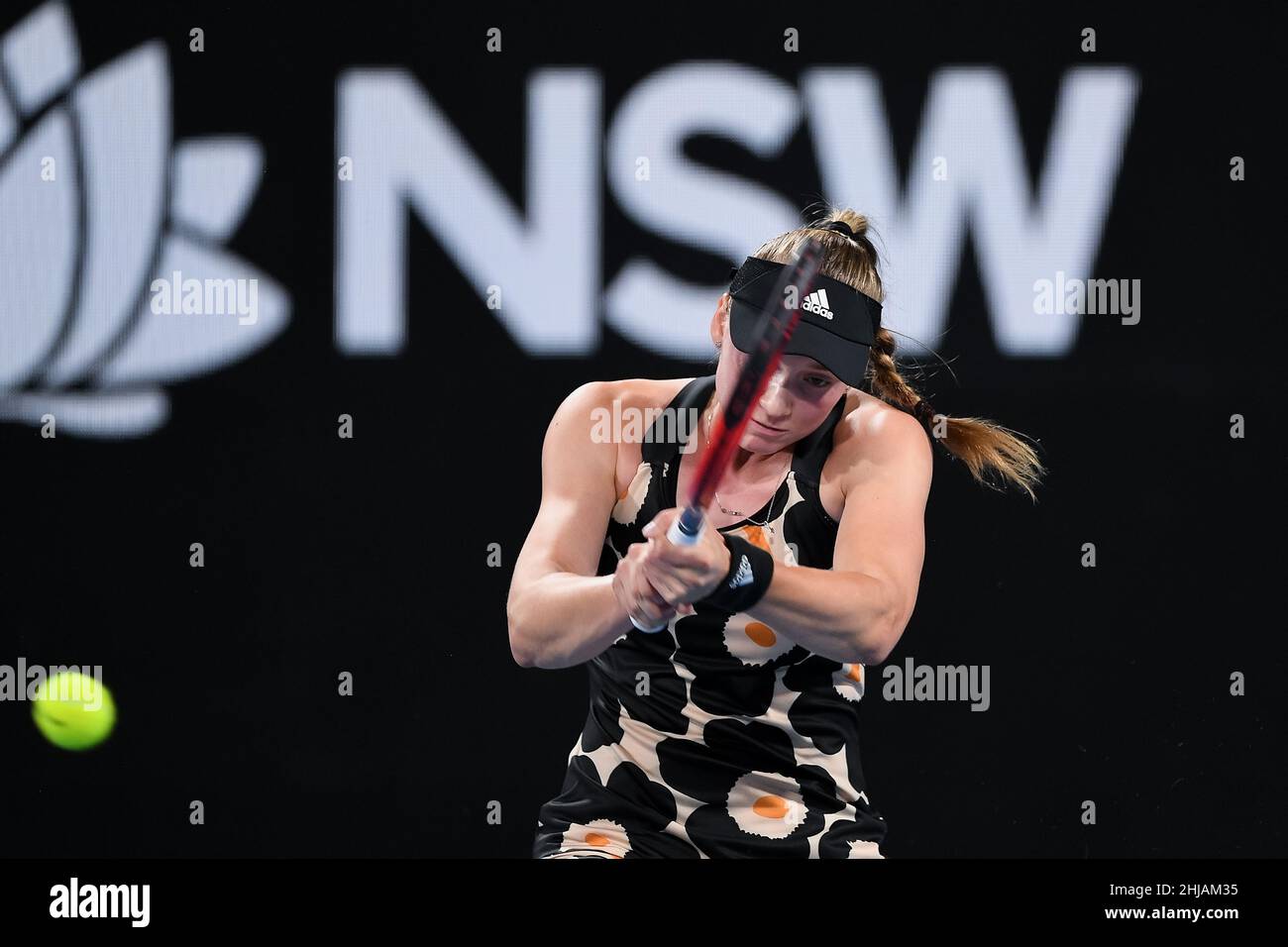 Sydney, Australia, 11 gennaio 2022. Elena Rybakina del Kazakhstan gioca un backhand durante la partita di tennis classica di Sydney tra Emma Raducanu della Gran Bretagna ed Elena Rybakina del Kazakhstan. Credit: Steven Markham/Speed Media/Alamy Live News Foto Stock