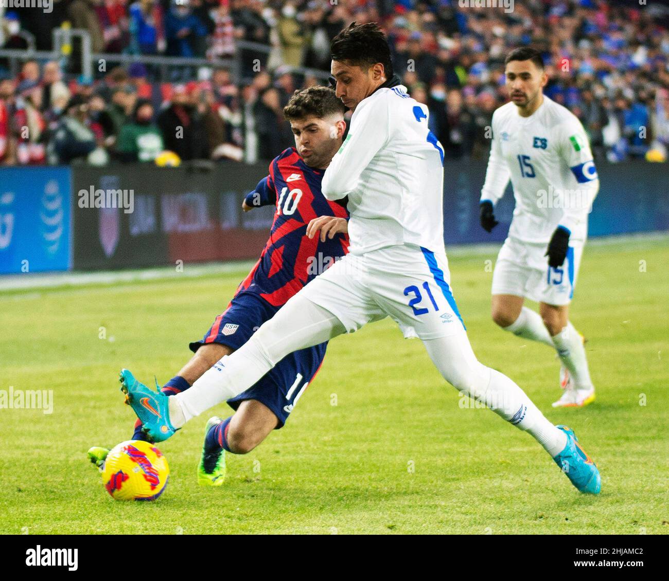 Columbus, Ohio, Stati Uniti. 27th Jan 2022. Gli Stati Uniti avanzano Christian Pulisic (10) combatte per il difensore del pallone El Salvador Bryan Tamacas (21) nella loro partita a Columbus, Ohio, USA. Credit: Brent Clark/Alamy Live News Foto Stock