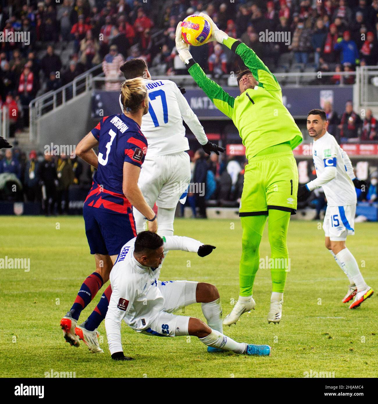 Columbus, Ohio, Stati Uniti. 27th Jan 2022. Il portiere di El Salvador Mario Gonzalez (1) fa il salvataggio contro gli Stati Uniti a Columbus, Ohio, USA. Credit: Brent Clark/Alamy Live News Foto Stock