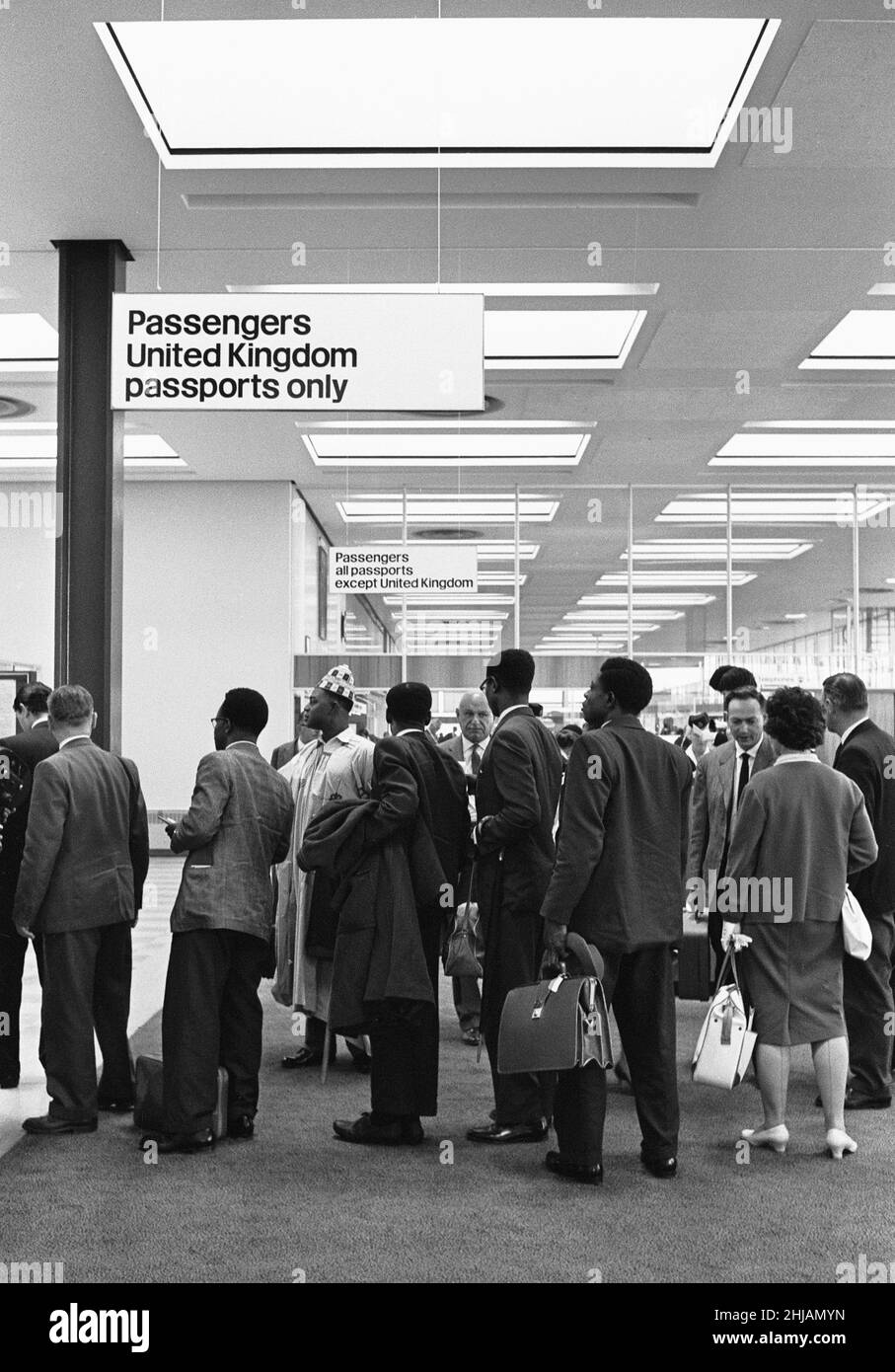 Il Commonwealth Immigration Act entra in vigore presso l'aeroporto di Londra Heathrow. 1st luglio 1962. Alcuni passeggeri del volo B.O.A.C. 264 da Lagos passando attraverso la sala arrivi nelle stanze di colloquio immigrazione Foto Stock