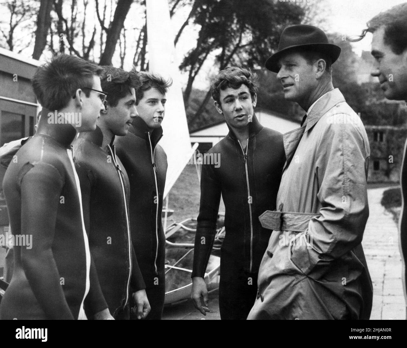 Il principe Filippo in visita al Galles. Il Duca di Edimburgo si ferma per chiacchierare con gli studenti più adatti alla pelle dell'Atlantico College, Galles. Novembre 1963. Foto Stock