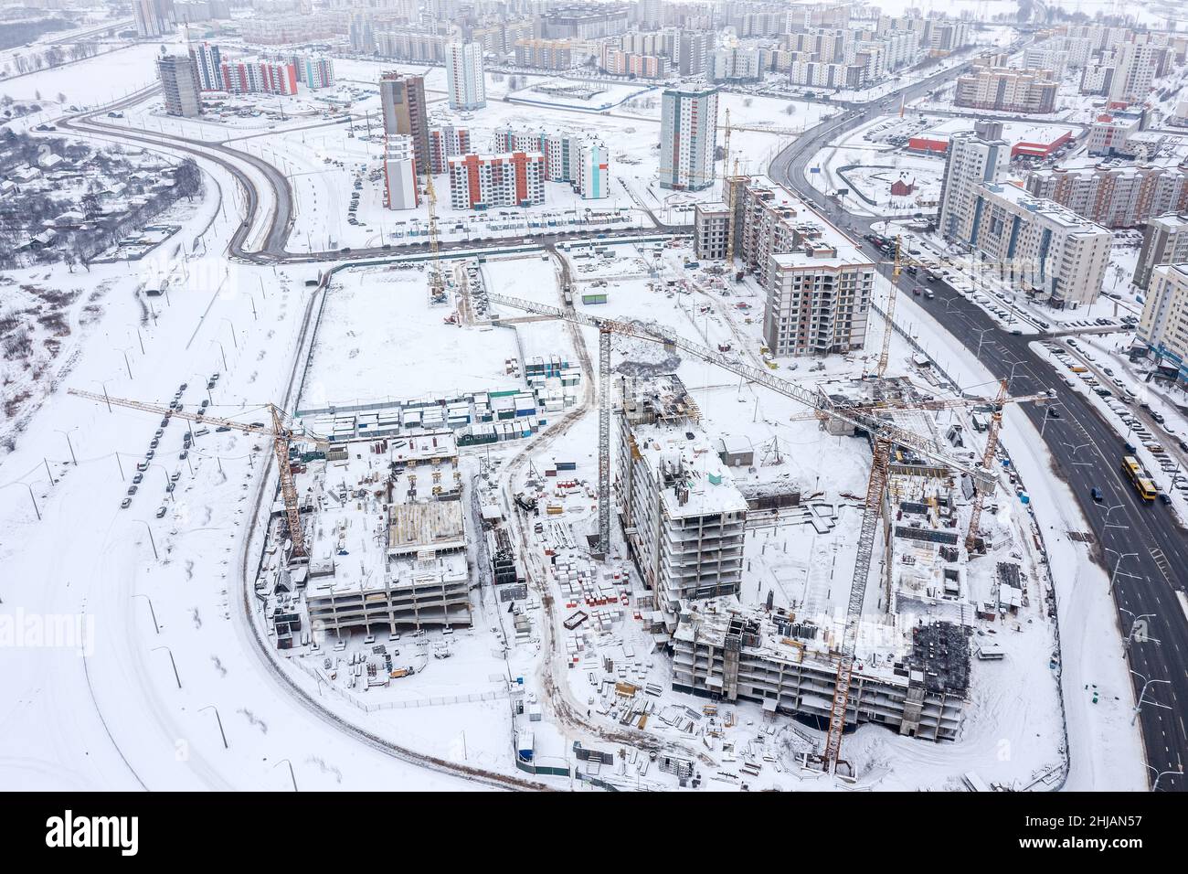 vista panoramica aerea di grande cantiere in inverno. nuovo quartiere residenziale in costruzione. Foto Stock