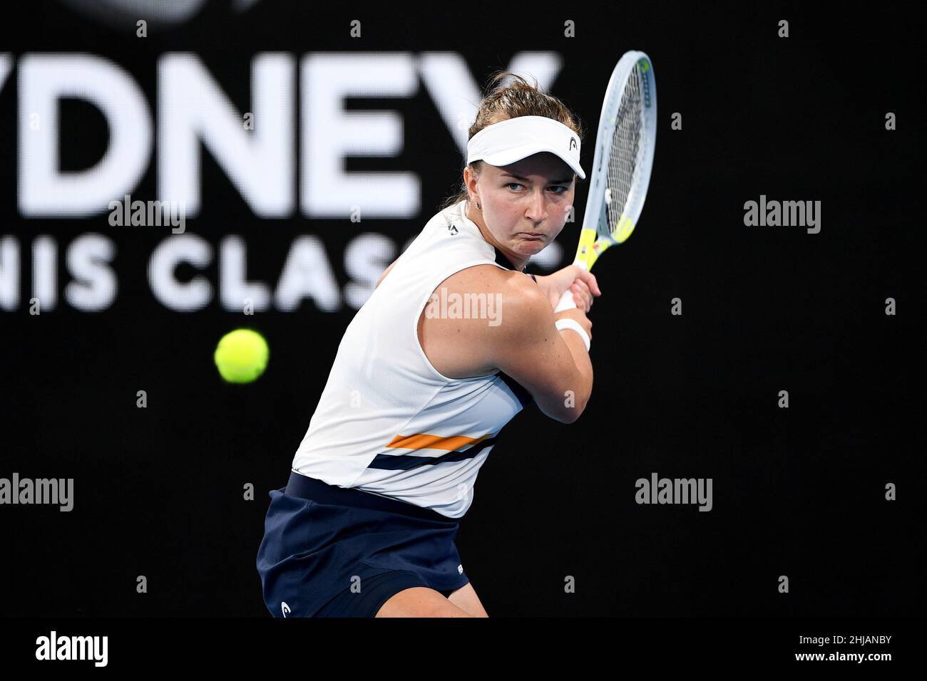 Sydney, Australia, 13 gennaio 2022. Barbora Krejcikova della Repubblica Ceca gioca un backhand durante la partita di tennis classica di Sydney tra Barbora Krejcikova della Repubblica Ceca e Caroline Garcia della Francia. Credit: Steven Markham/Speed Media/Alamy Live News Foto Stock