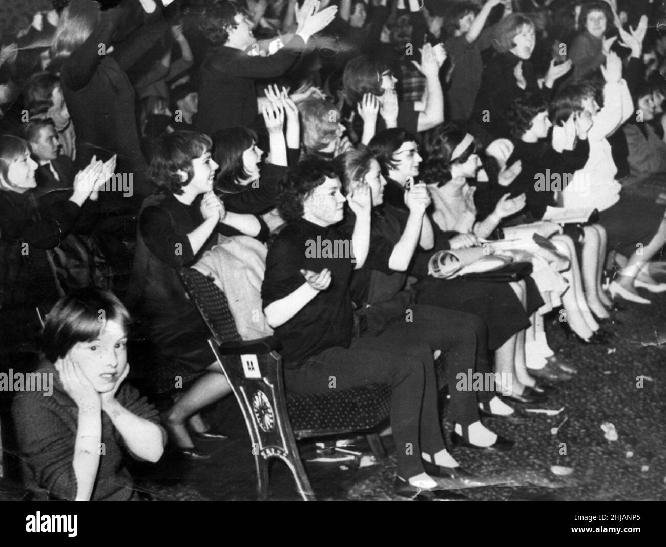 I Beatles al Globe Theatre di Stockton mostrano ai fan che si aggrappano e urlano. 22nd novembre 1963. Foto Stock